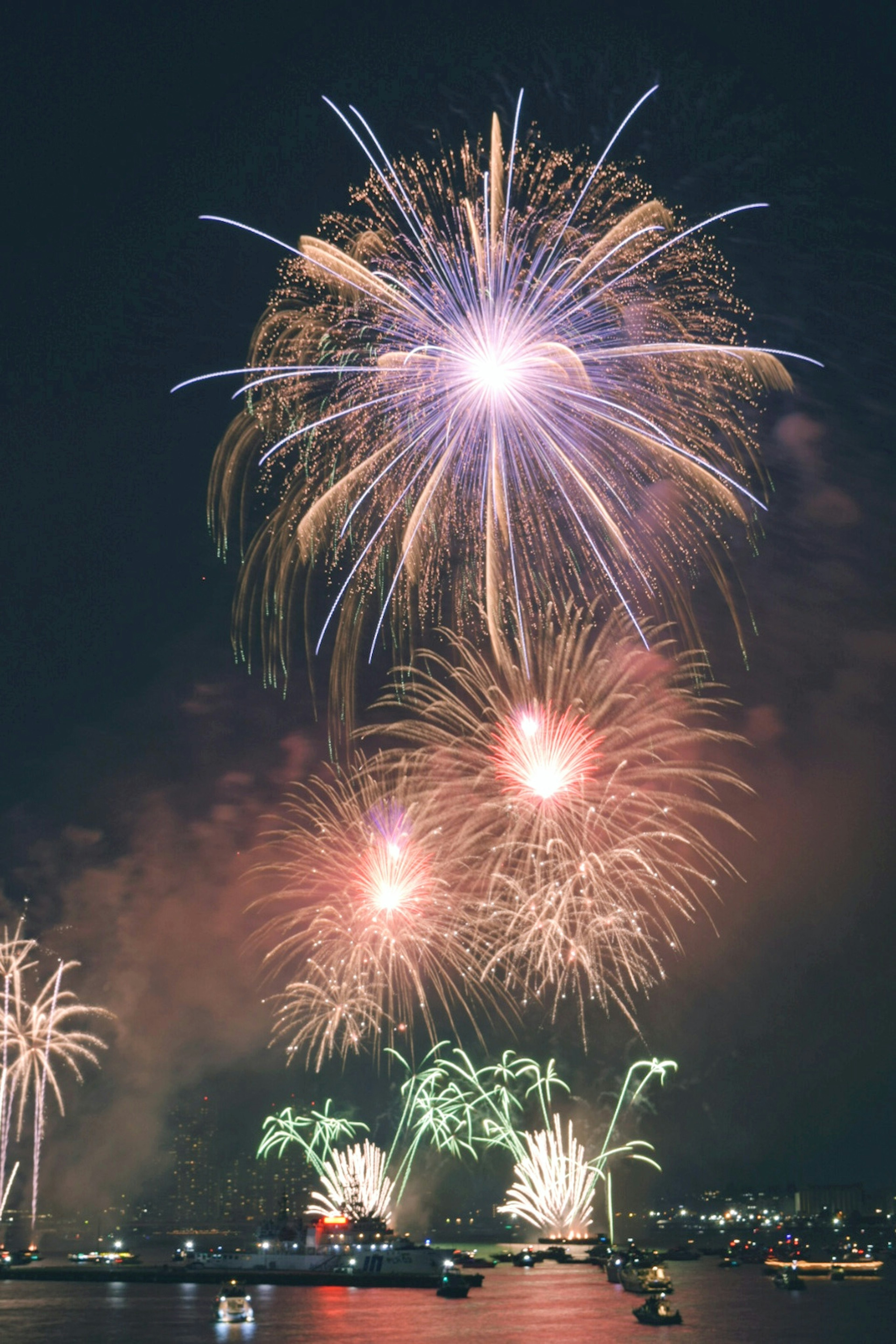 夜空に美しく広がる花火のディスプレイ色とりどりの光が輝く