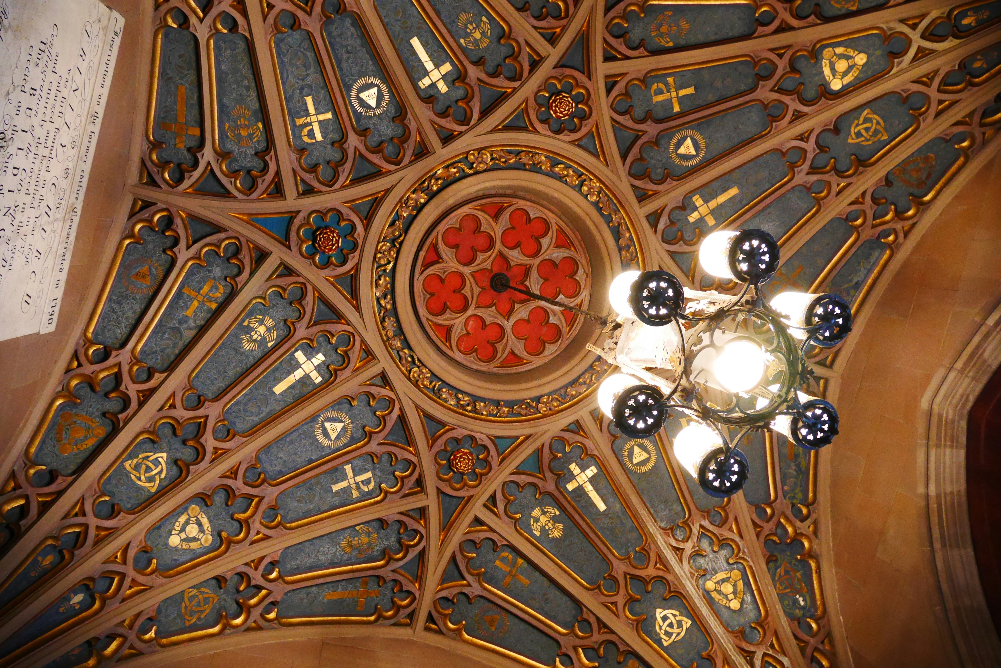 Impresionante decoración del techo con candelabro en un edificio histórico