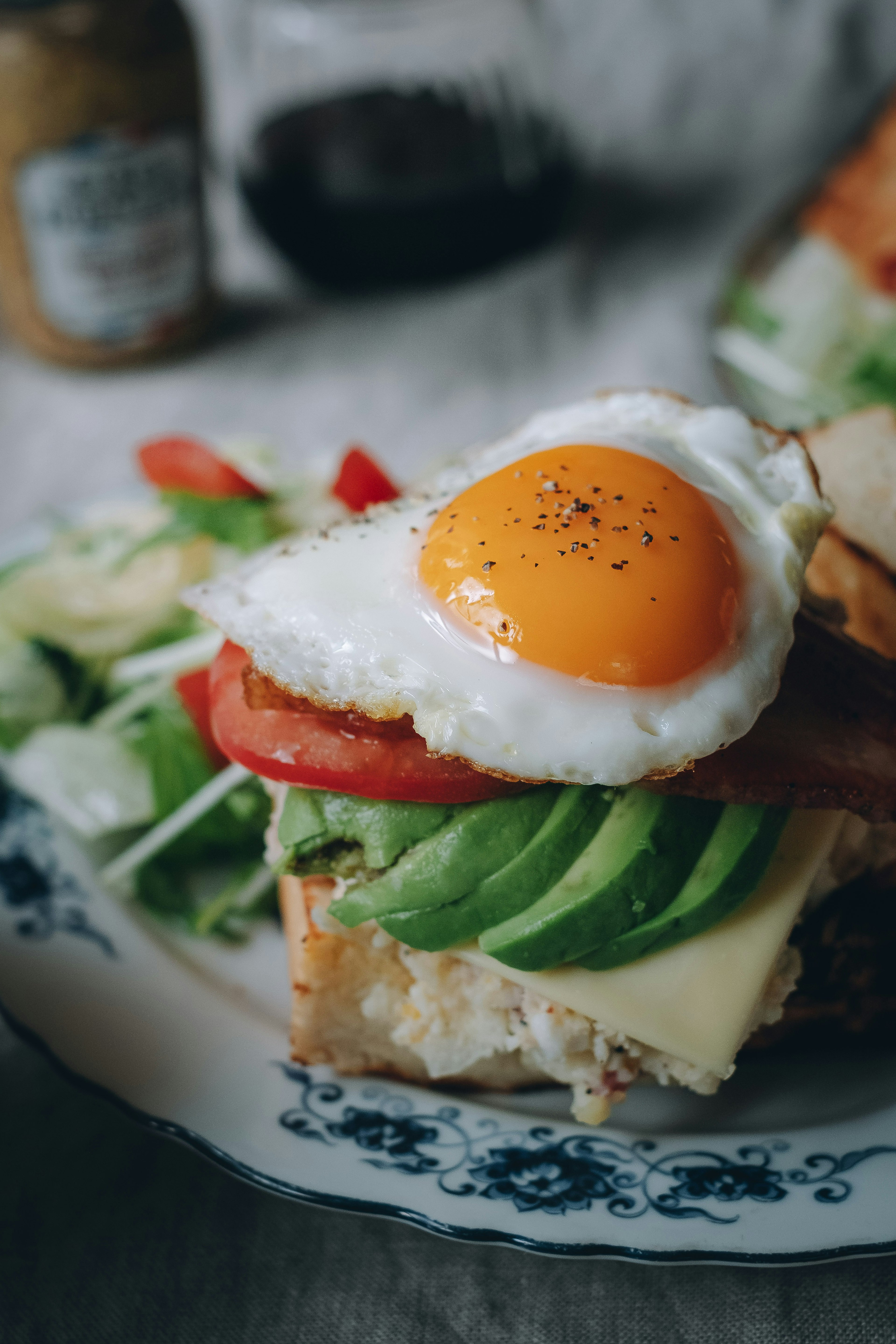 Panino con avocado, pomodoro e un uovo fritto