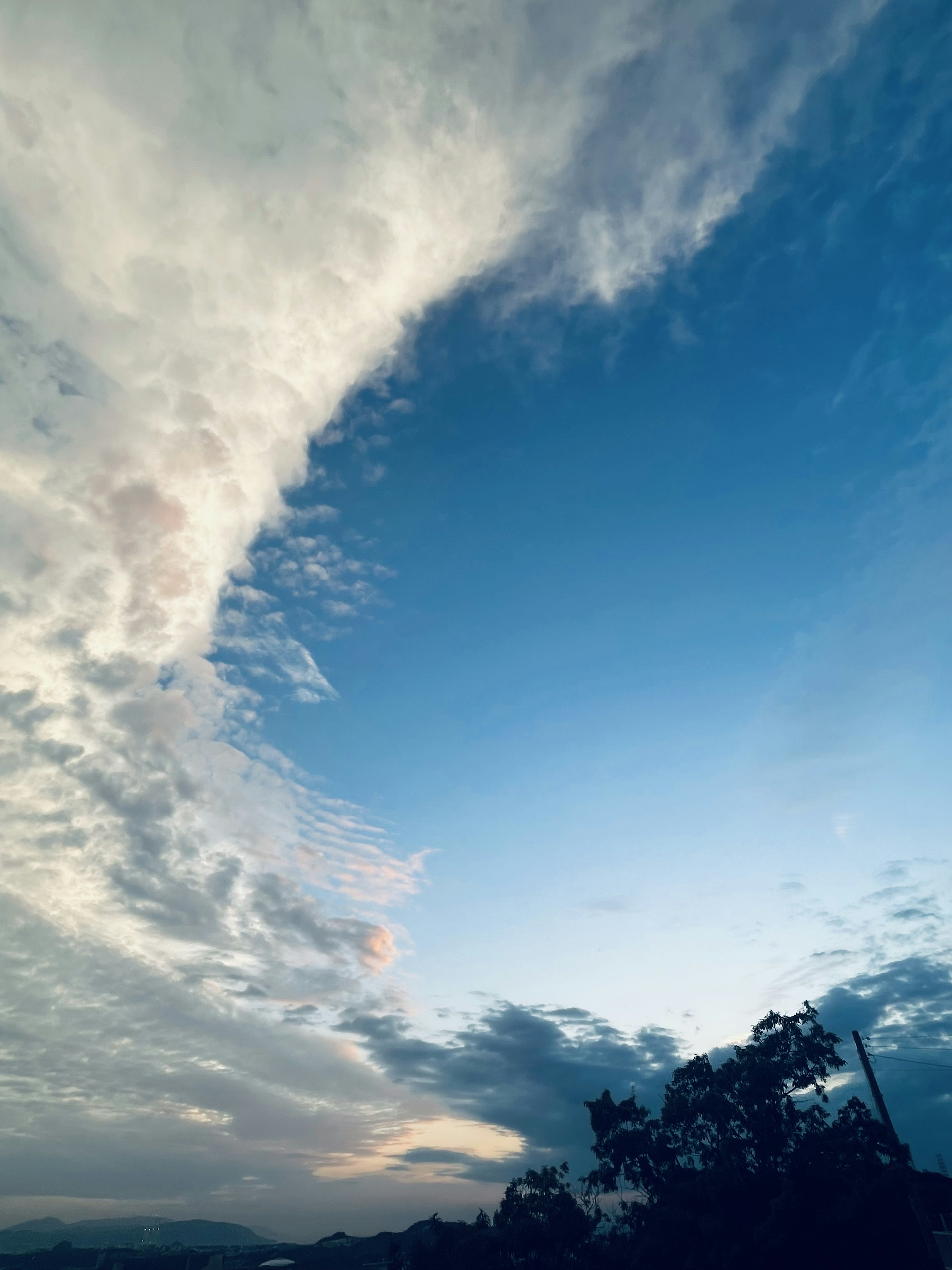 Bellissimo paesaggio di cielo blu e nuvole