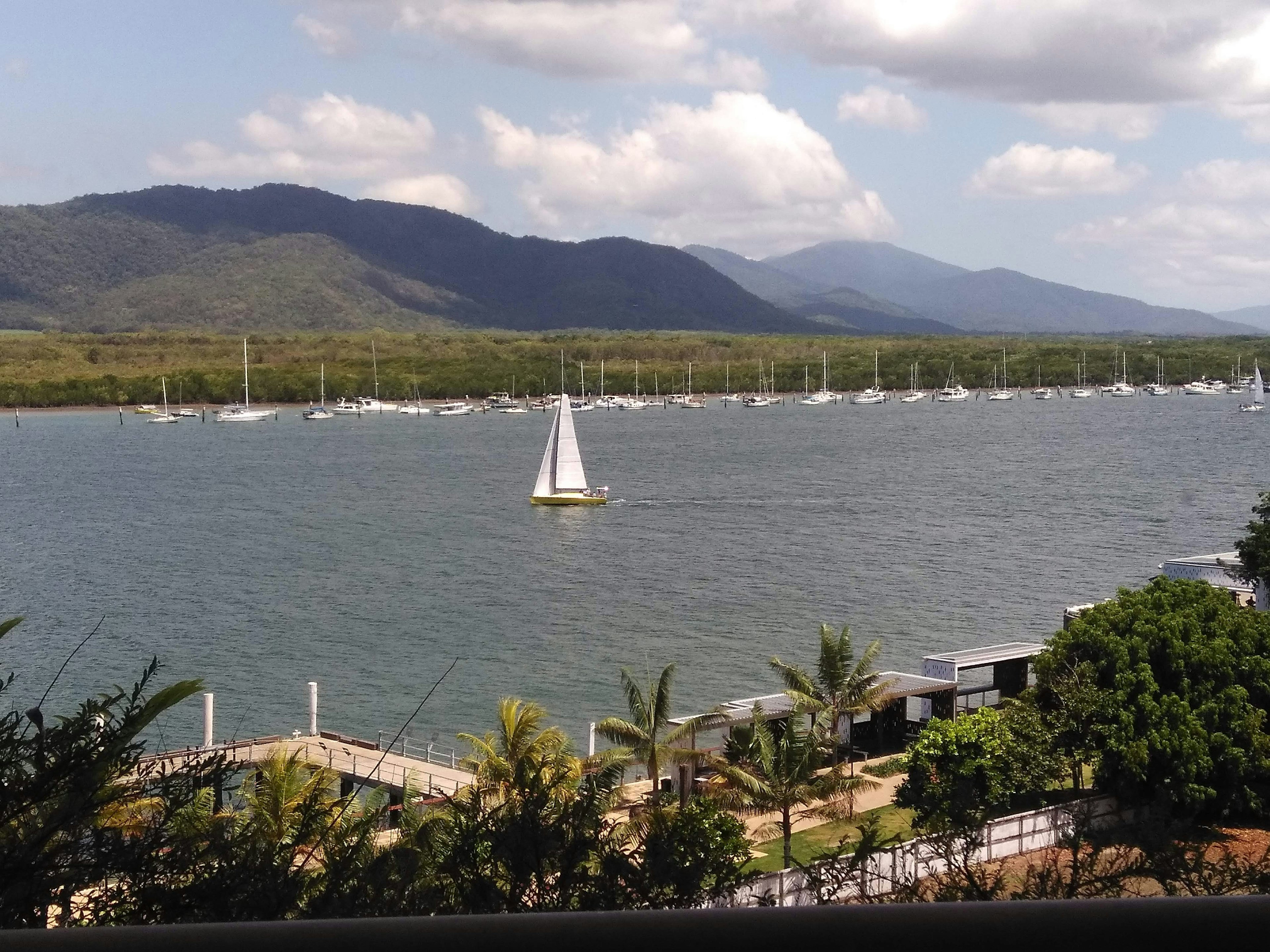 美しい風景にセーリングボートが浮かぶ河川の景色