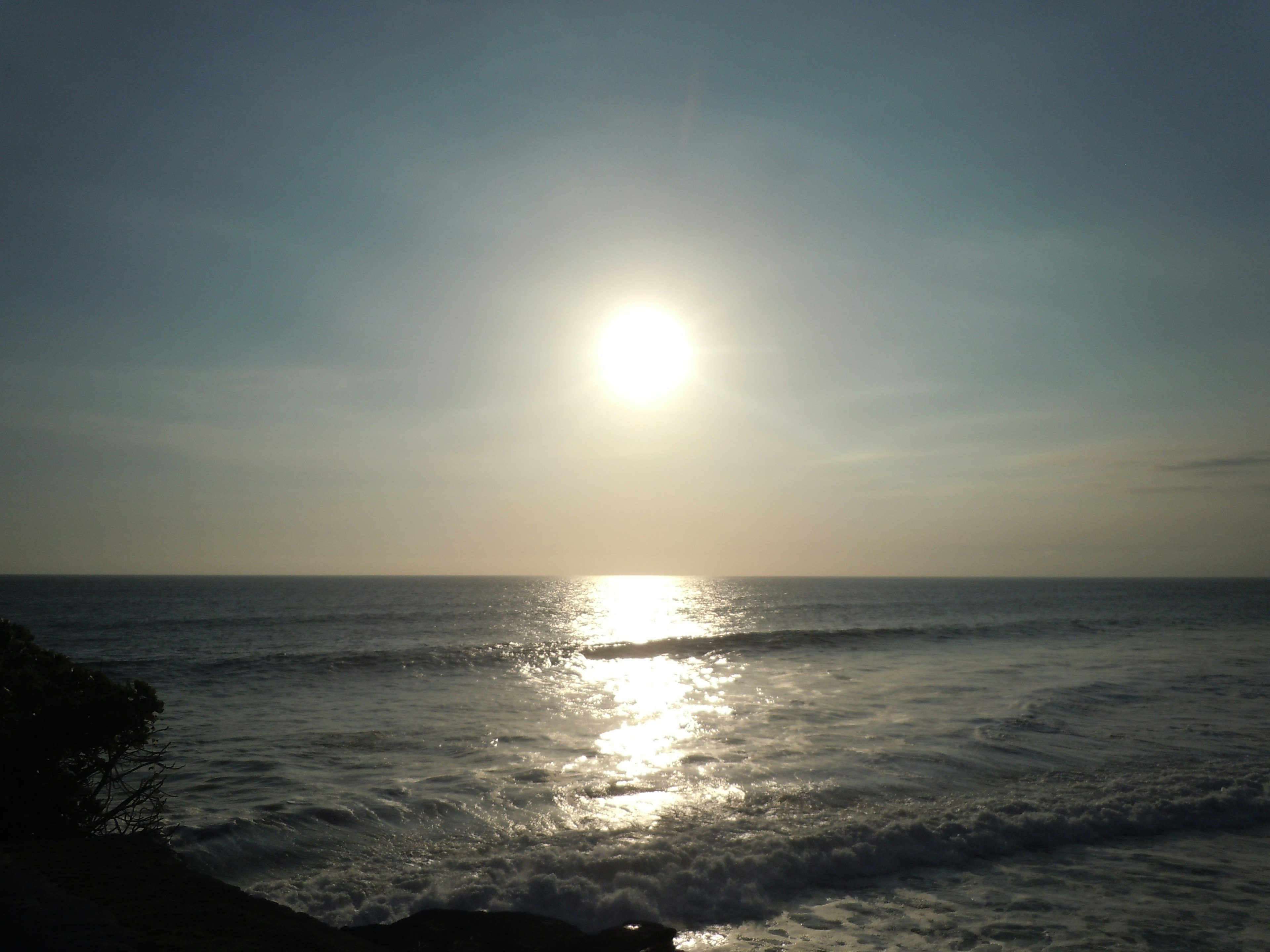 Pemandangan indah laut dan matahari