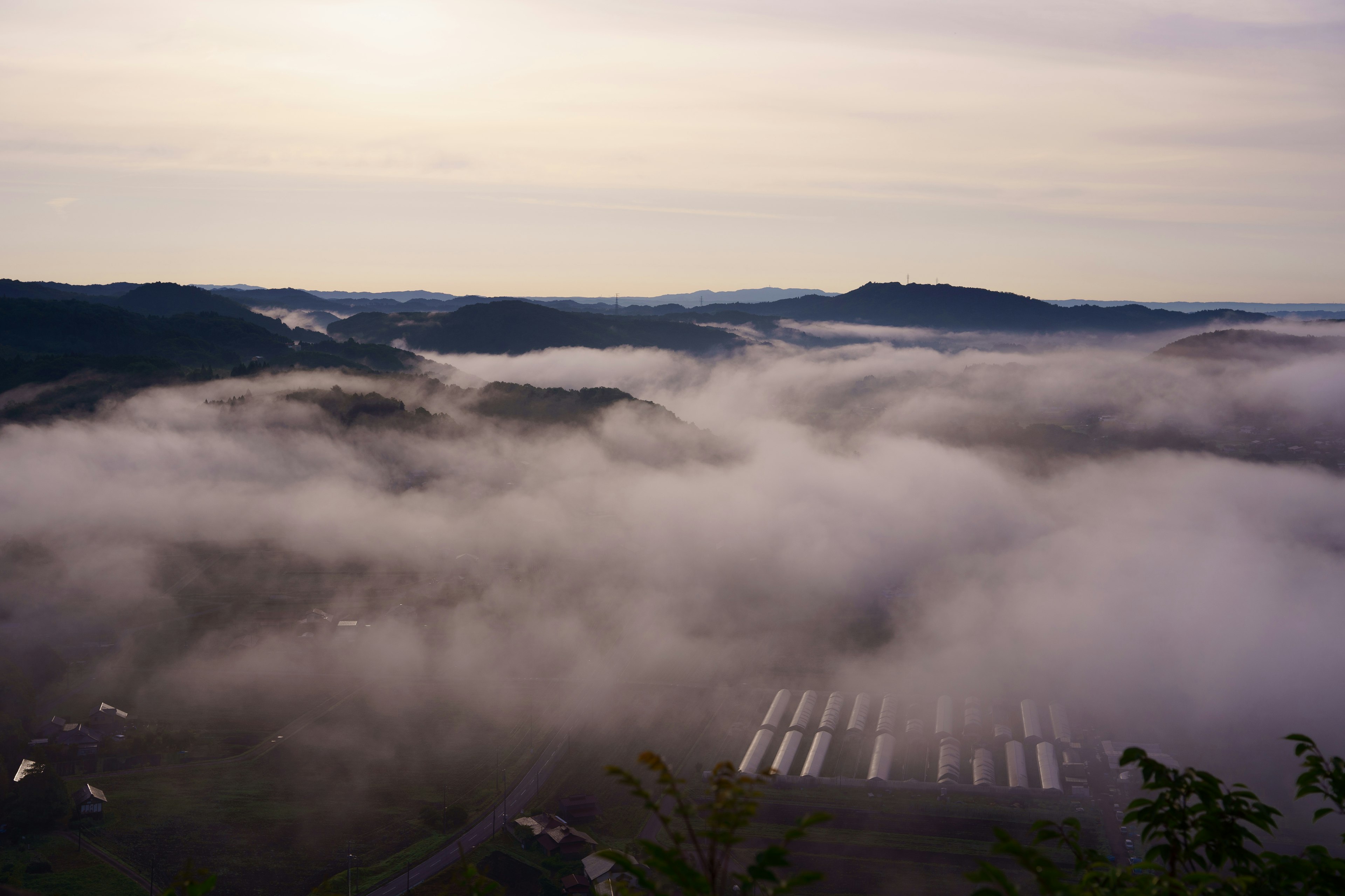 Paesaggio avvolto nella nebbia con montagne sullo sfondo