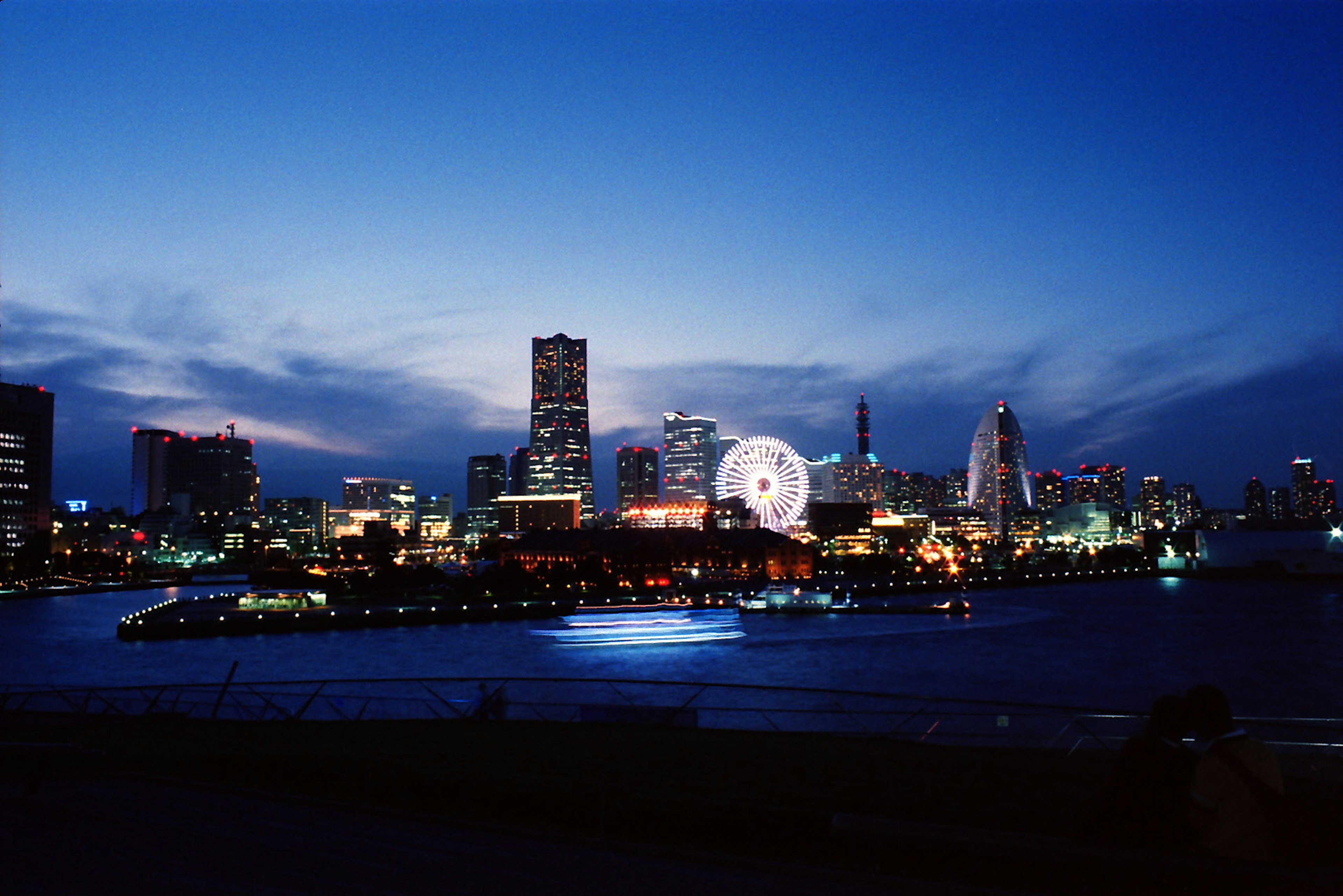 Garis langit Yokohama di malam hari dengan roda ferris