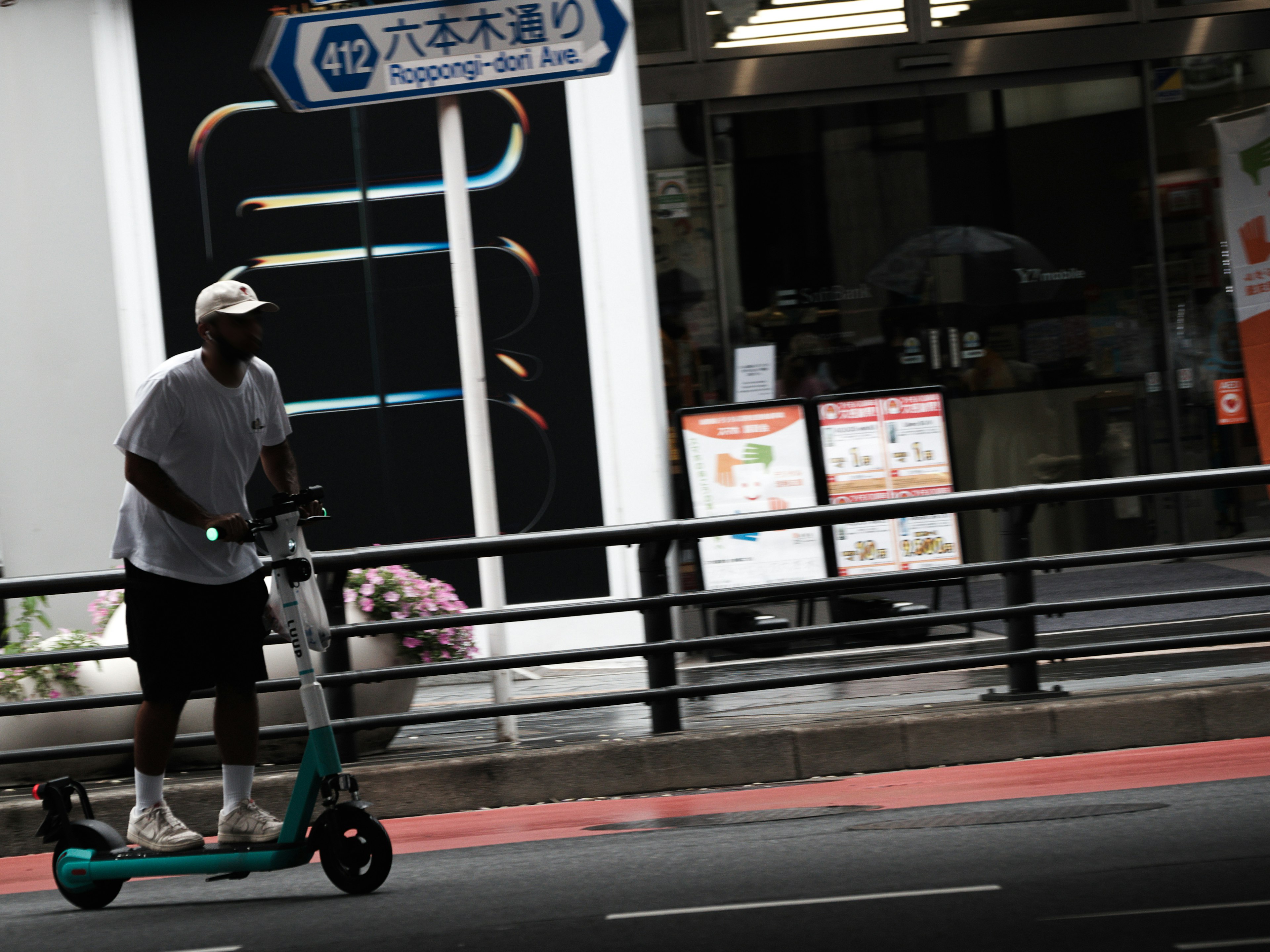 一名男子在城市中骑电动滑板车