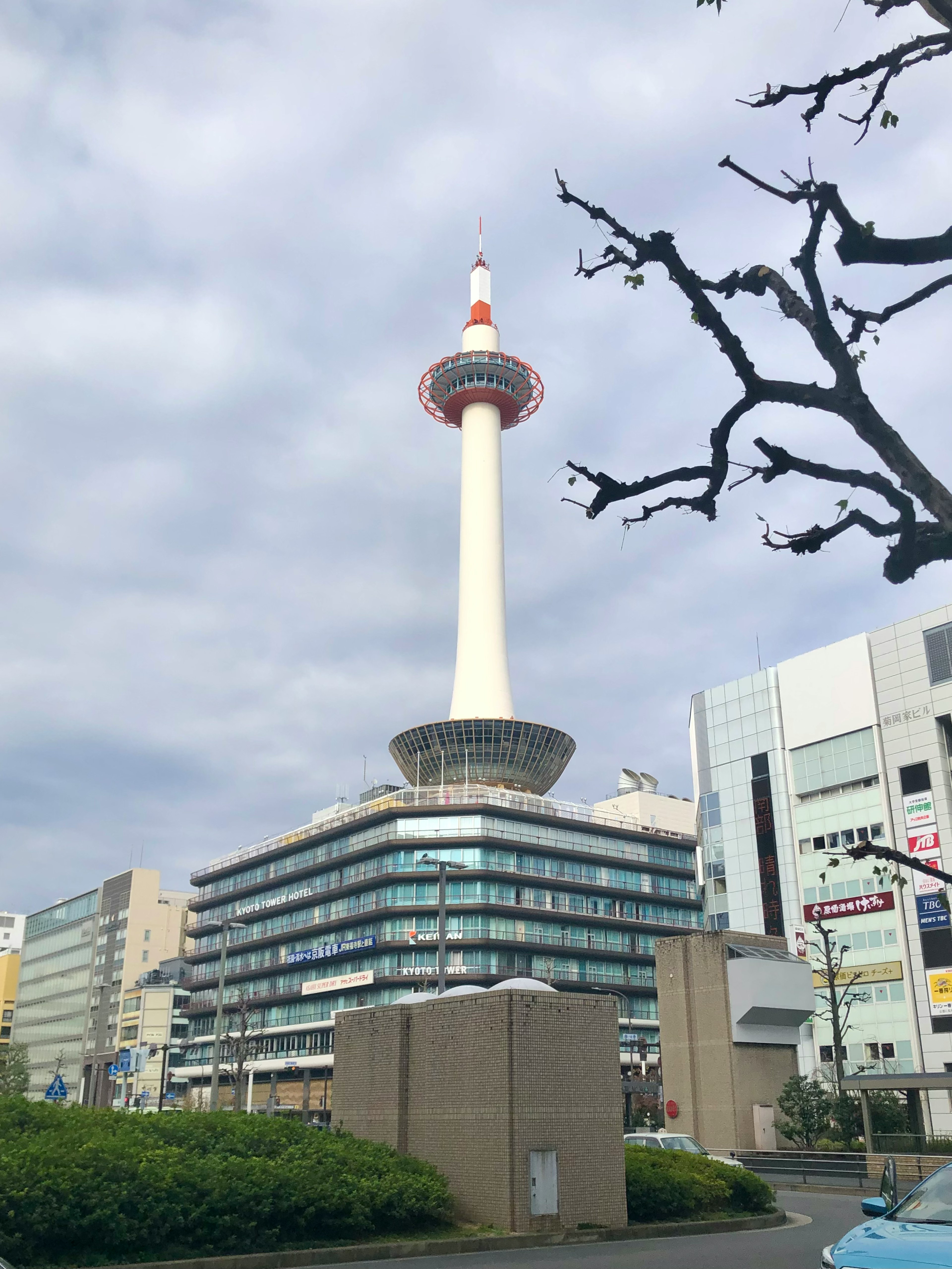 京都タワーと周囲のビルが映る風景