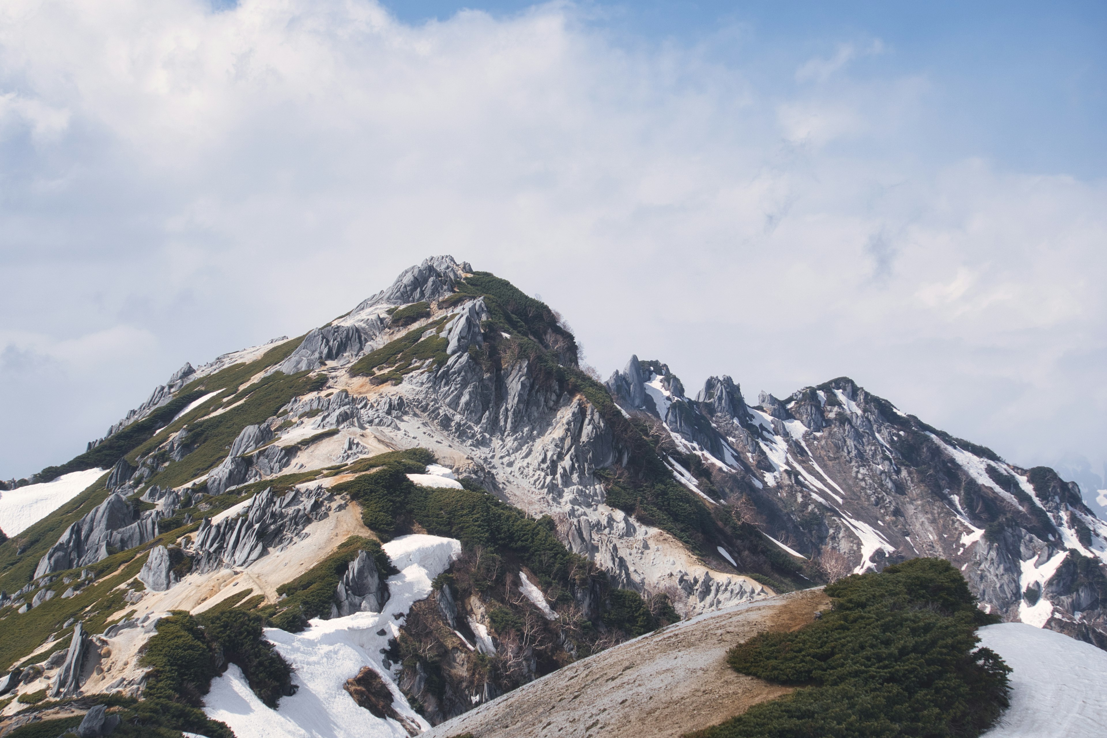 Montagnes enneigées sous un ciel bleu