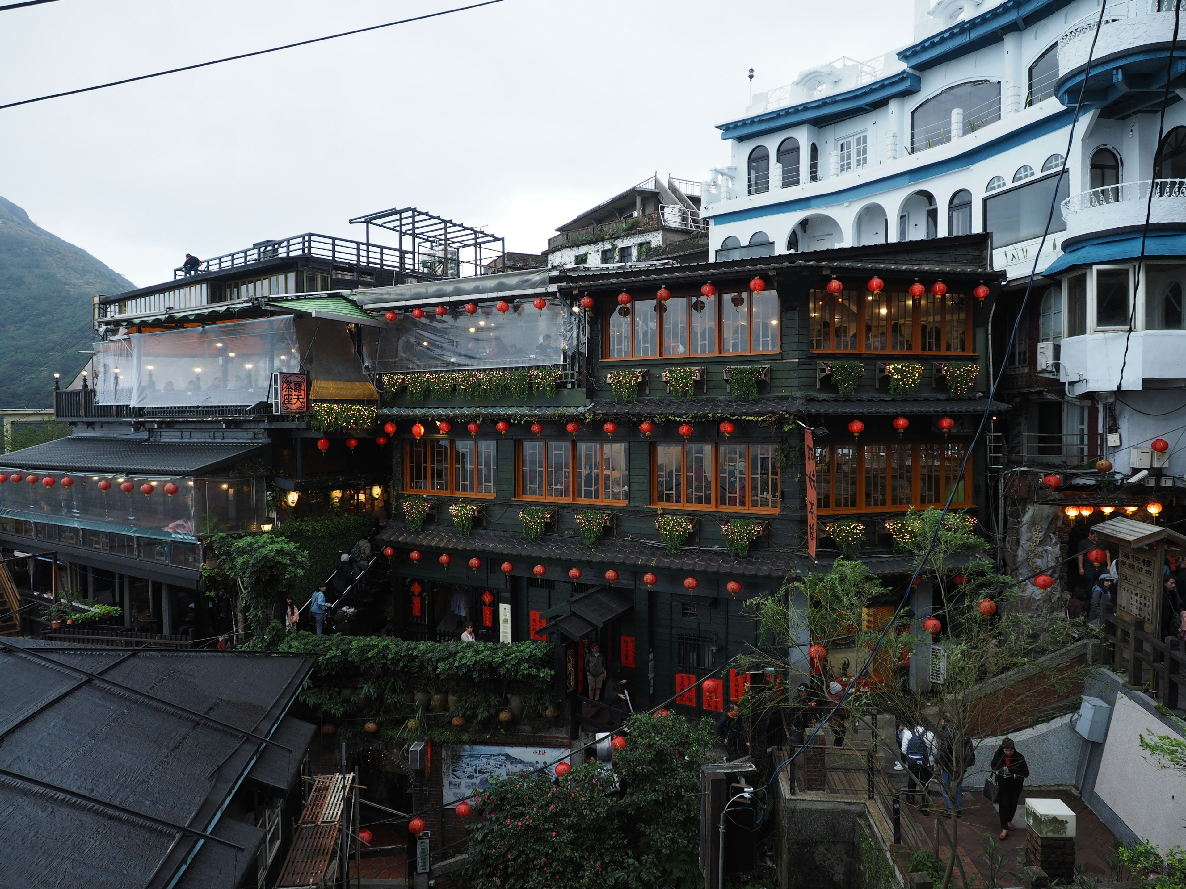 Traditionelle Gebäude in Jiufen mit roten Laternen bei Nacht