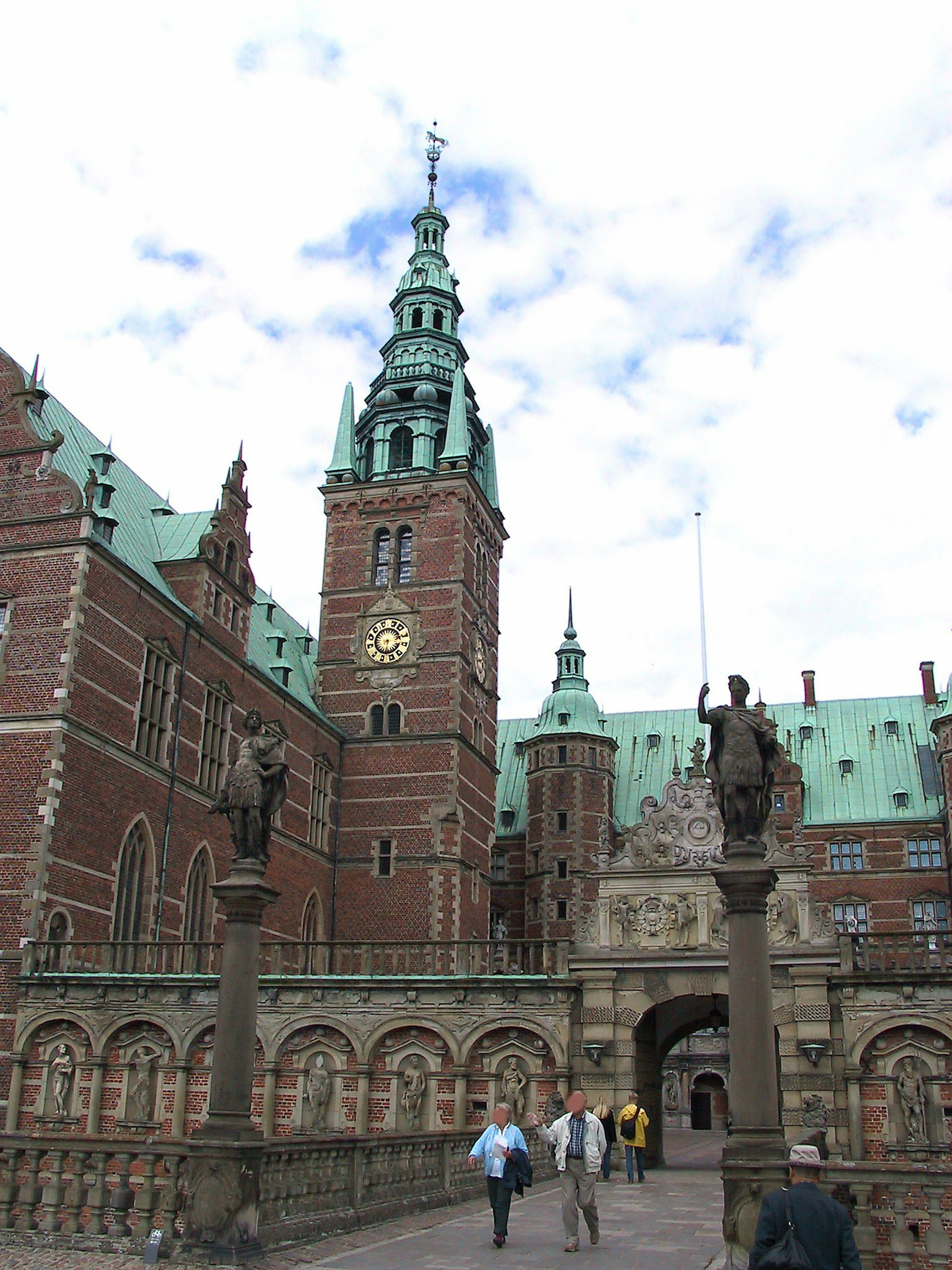 Cổng chính của Cung điện Christiansborg ở Copenhagen với các bức tượng và bầu trời xanh