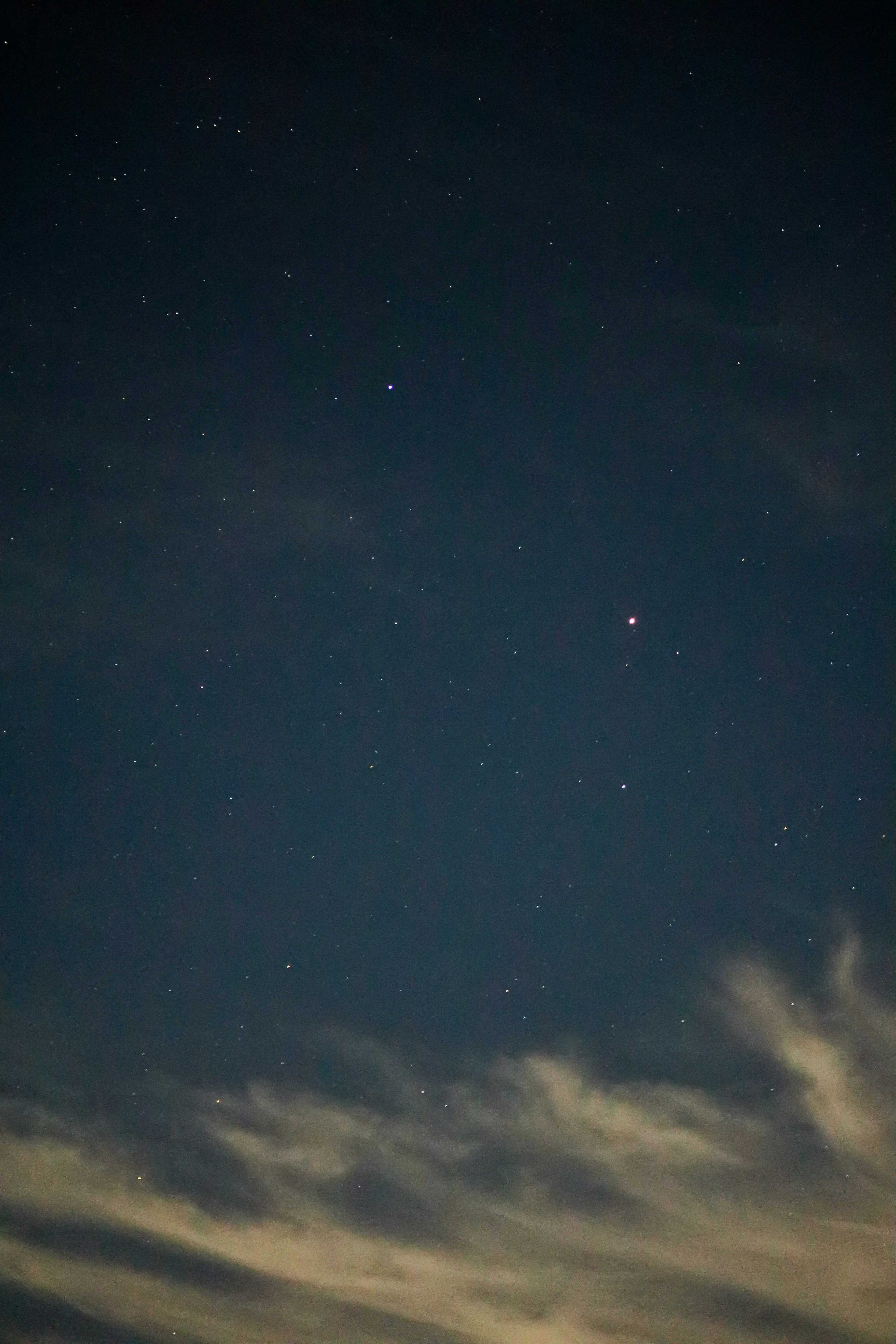 夜空中布满星星和轻薄的云彩