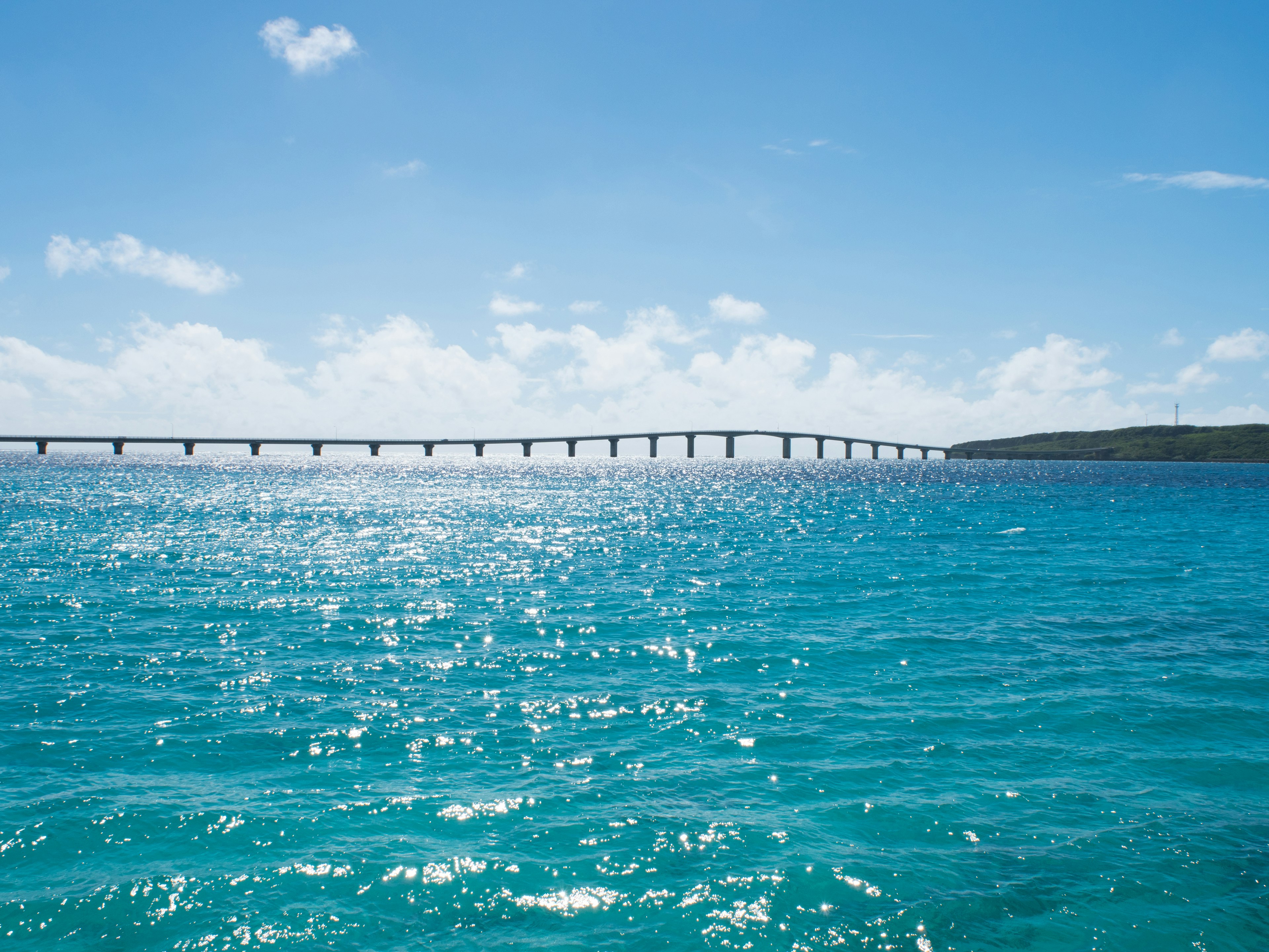 Vista panoramica di un oceano blu con un ponte