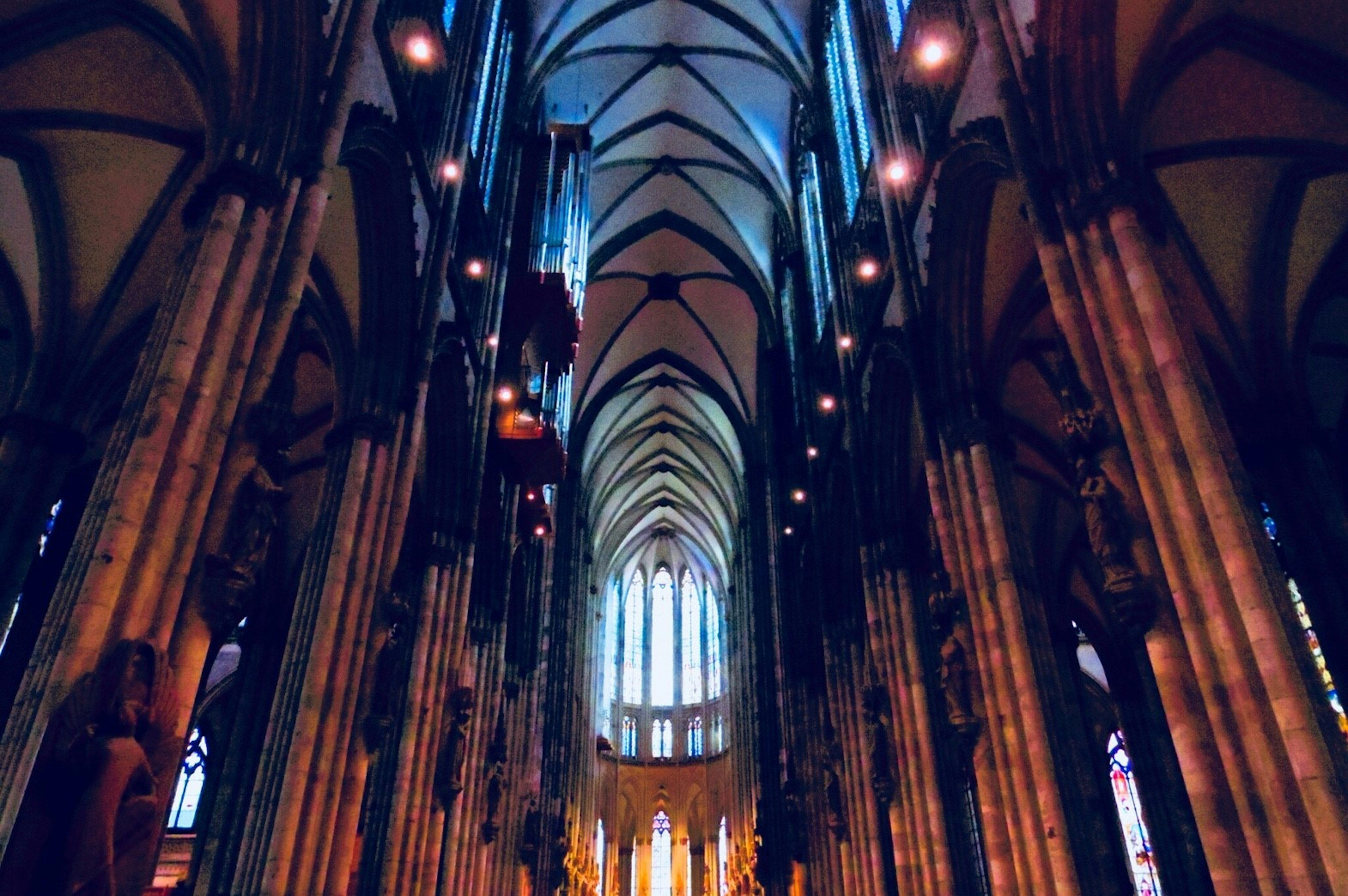 Interior katedral dengan lengkungan dan kolom yang indah