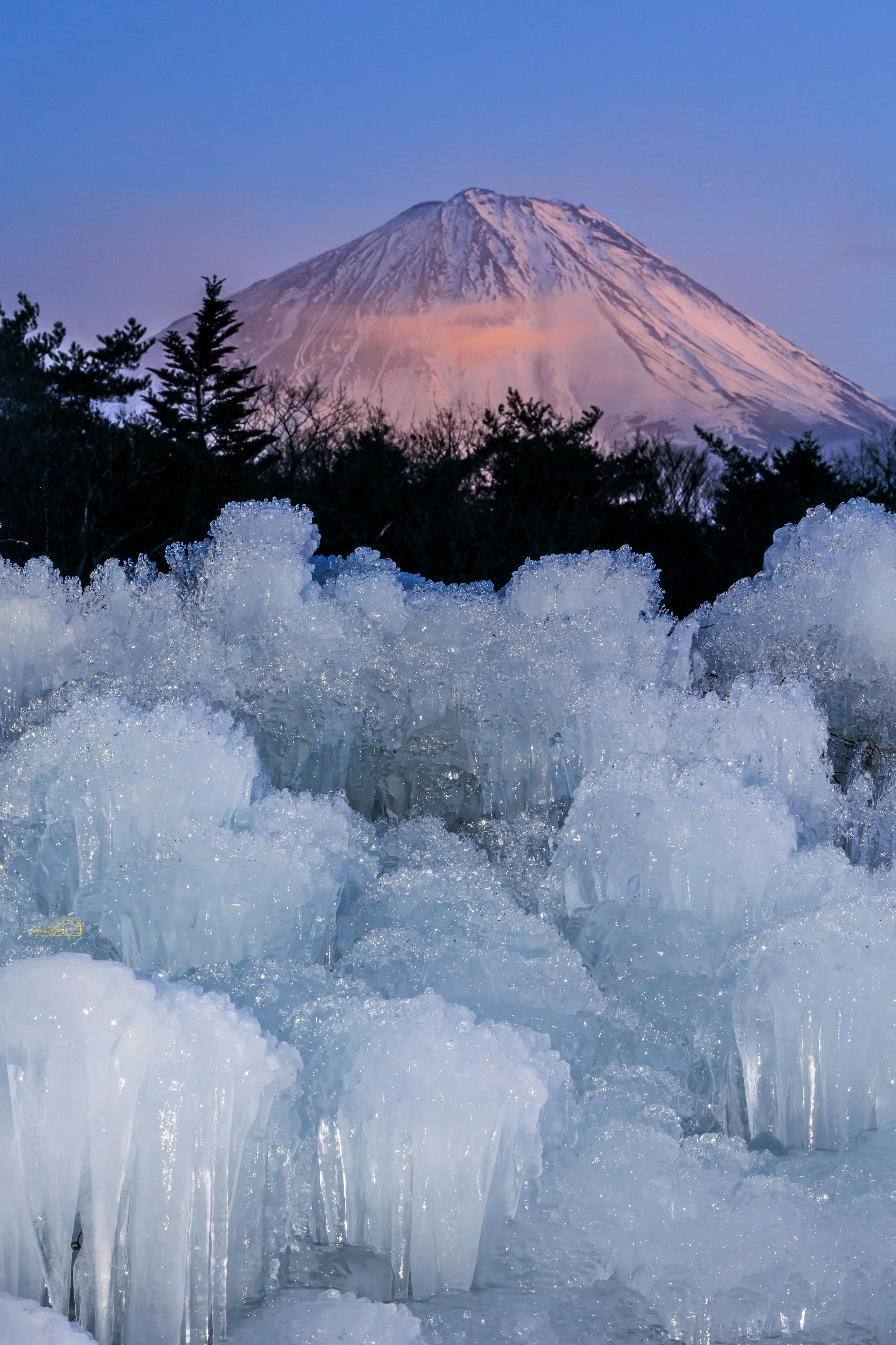 Scène d'hiver avec le mont Fuji recouvert de neige et des formations de glace