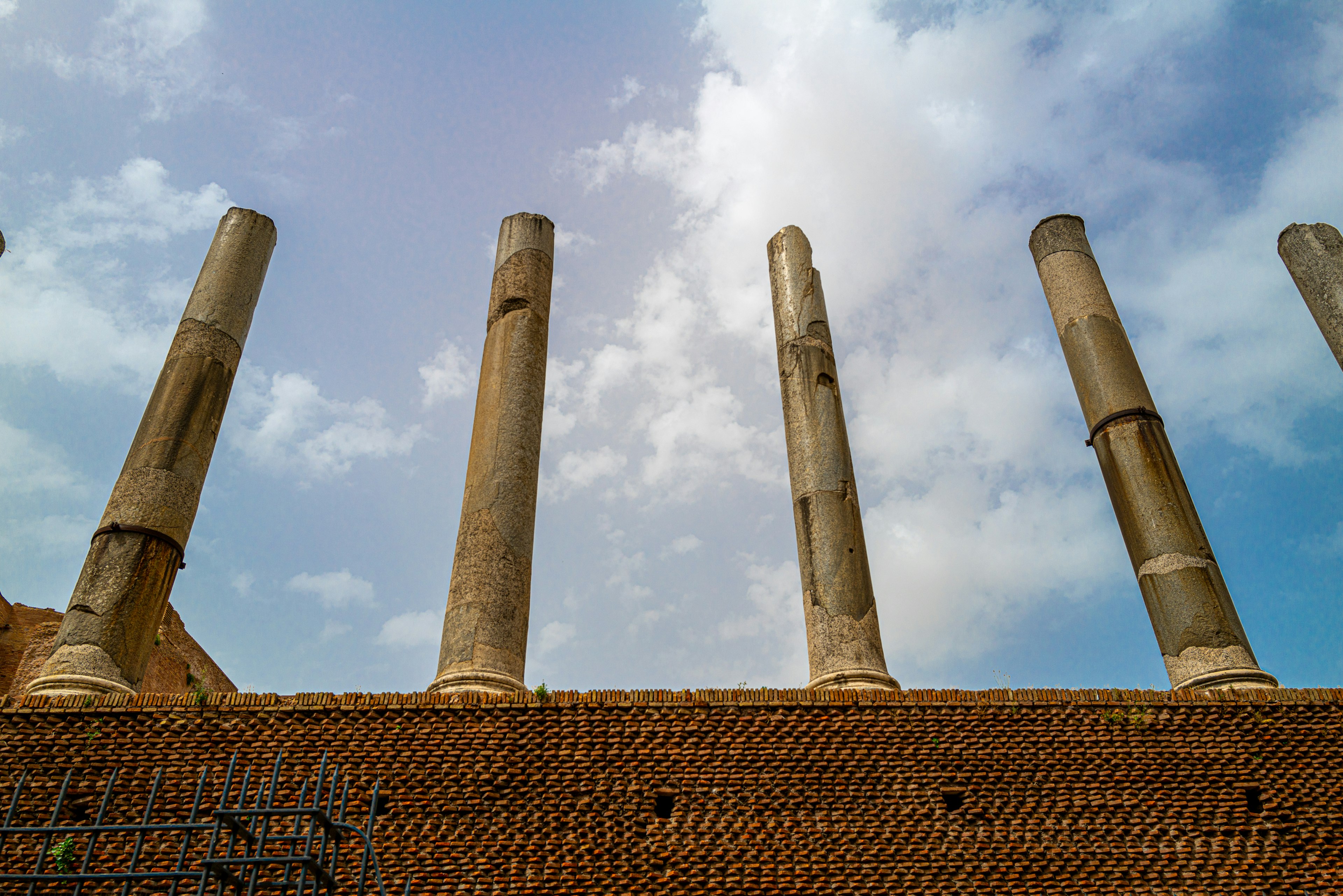 古代の柱が並ぶ遺跡の一部を上から見た景色