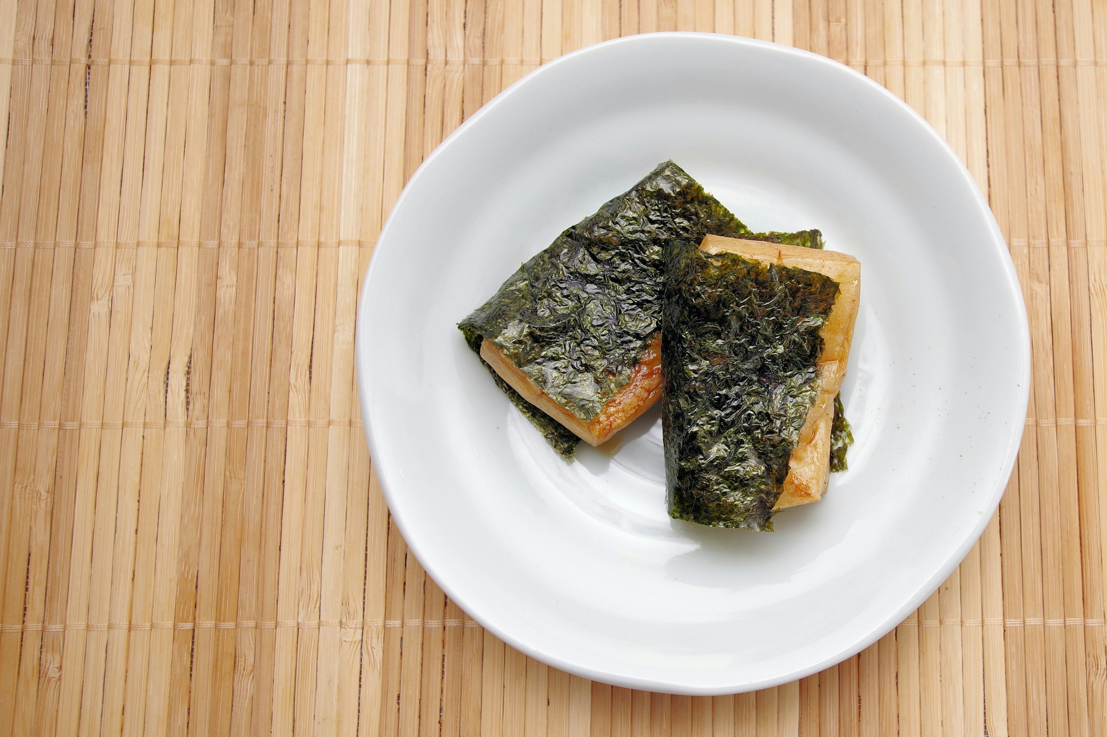 Tofu envuelto en alga en un plato blanco