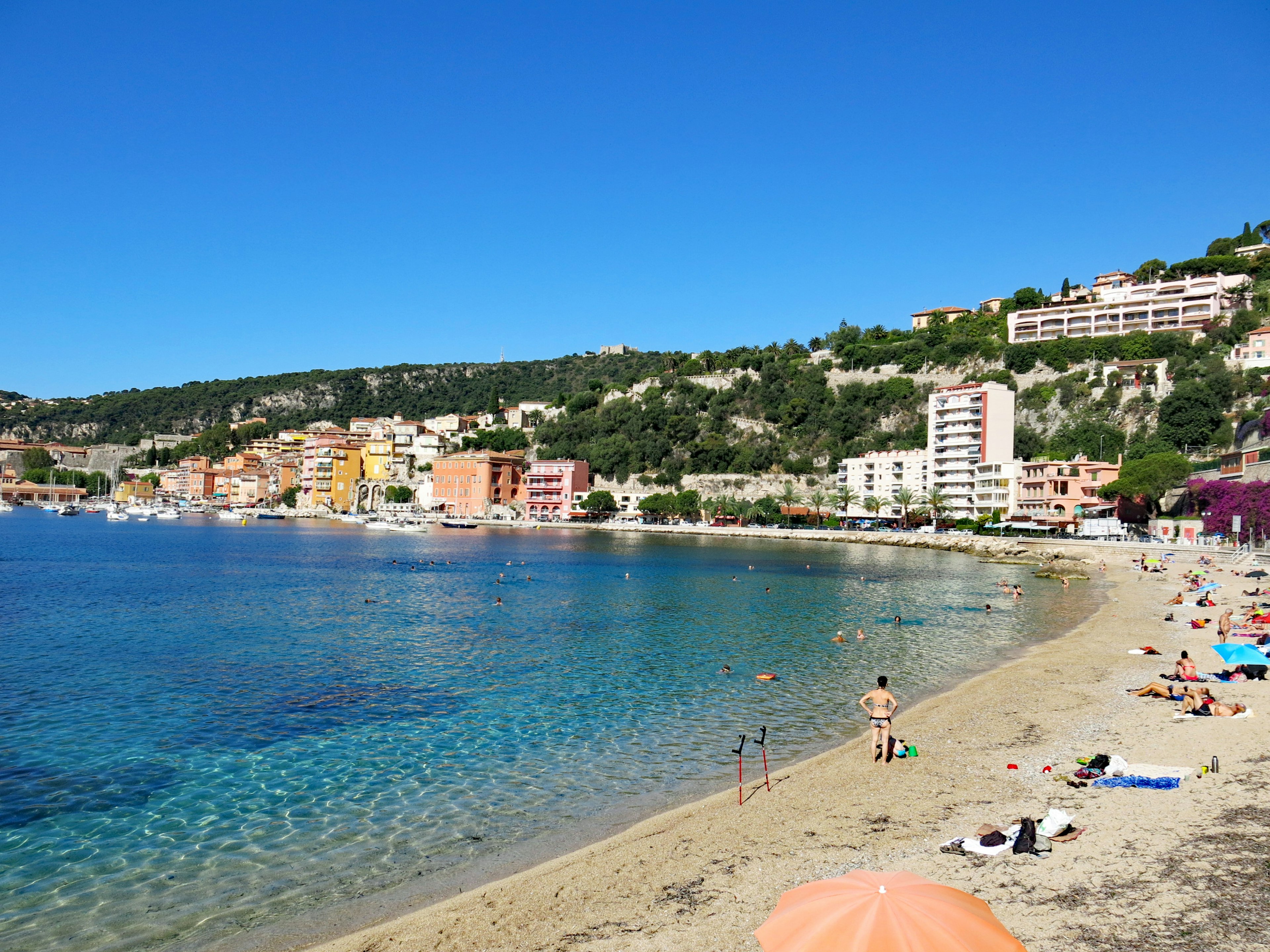 Spiaggia bella con acqua cristallina edifici colorati lungo la riva