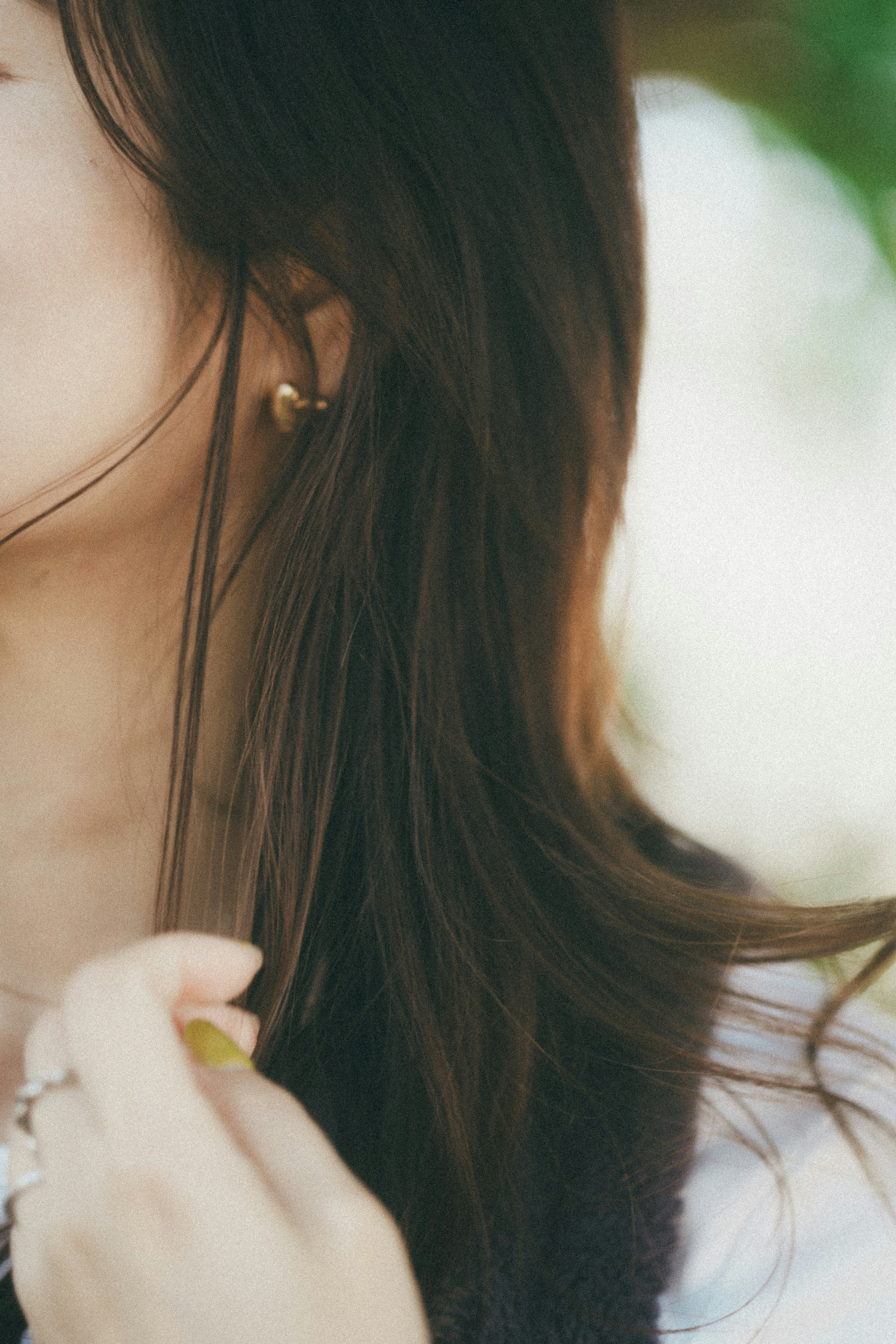 Primer plano del perfil de una mujer mostrando cabello y un arete