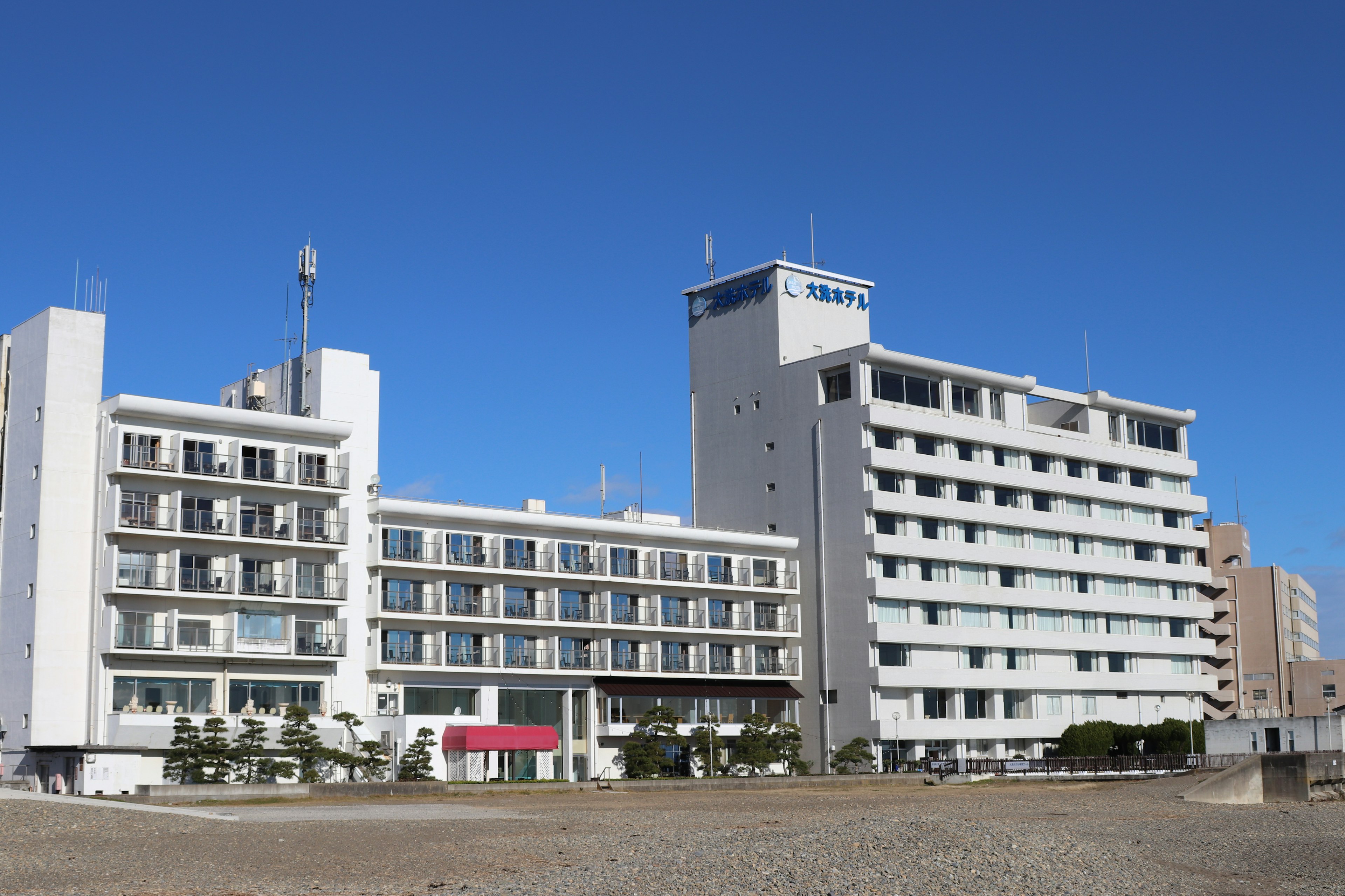 Un edificio de hotel blanco bajo un cielo azul claro