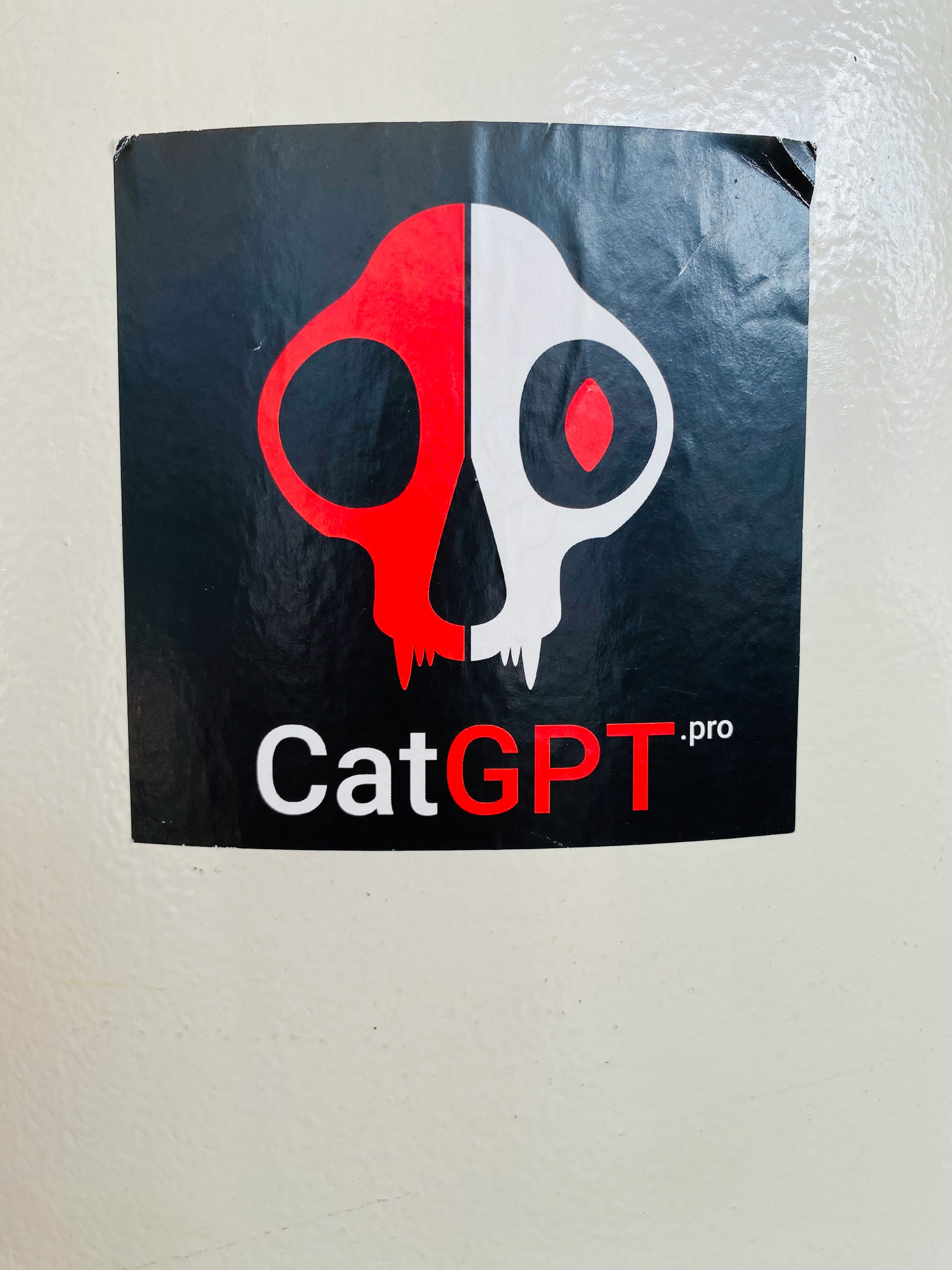 Aufkleber mit einem Totenkopfdesign in Schwarz und Rot mit dem Text CatGPT.pro