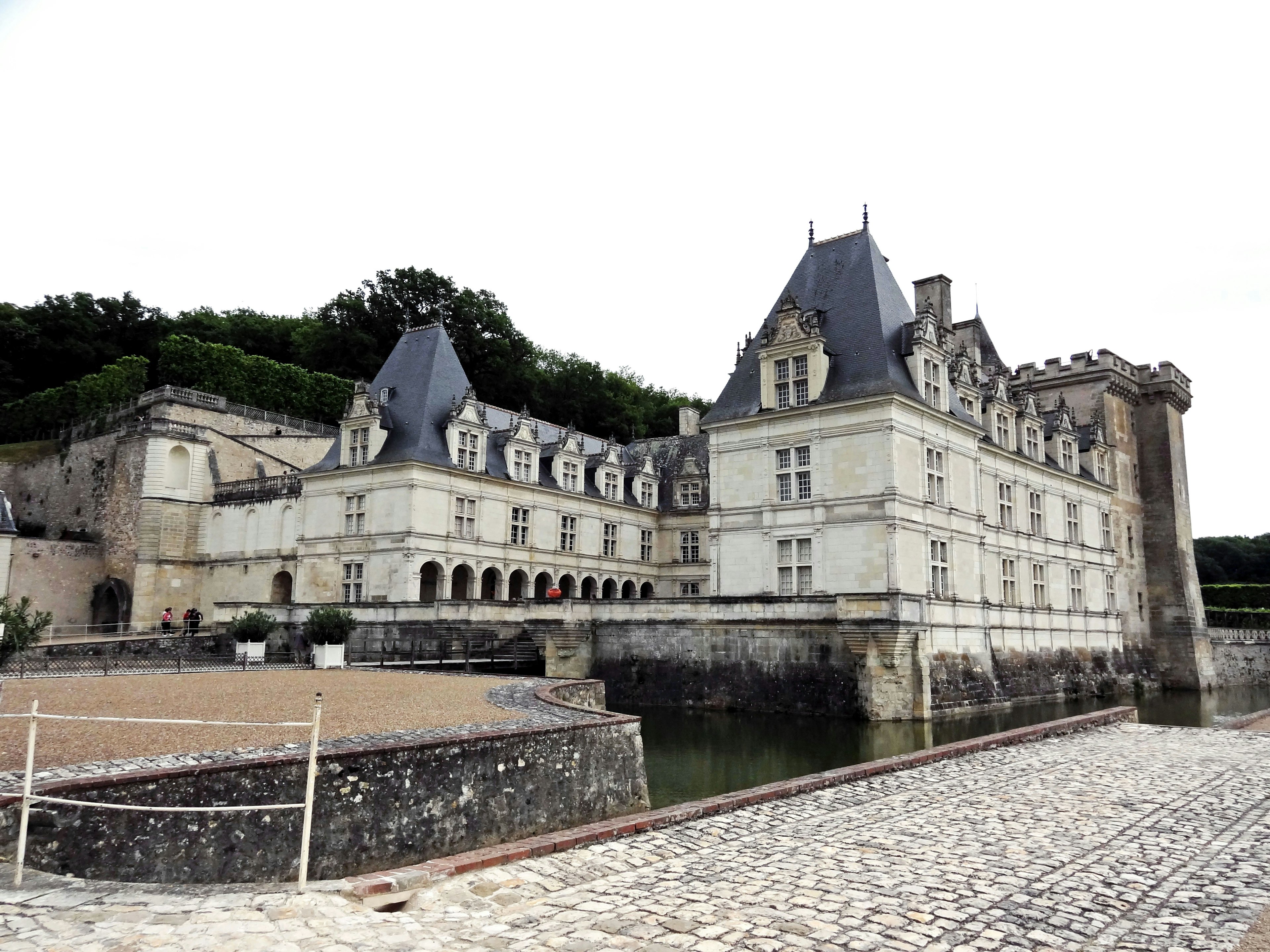 Pemandangan luar Château de Luynes di Prancis dengan dinding batu dan atap runcing