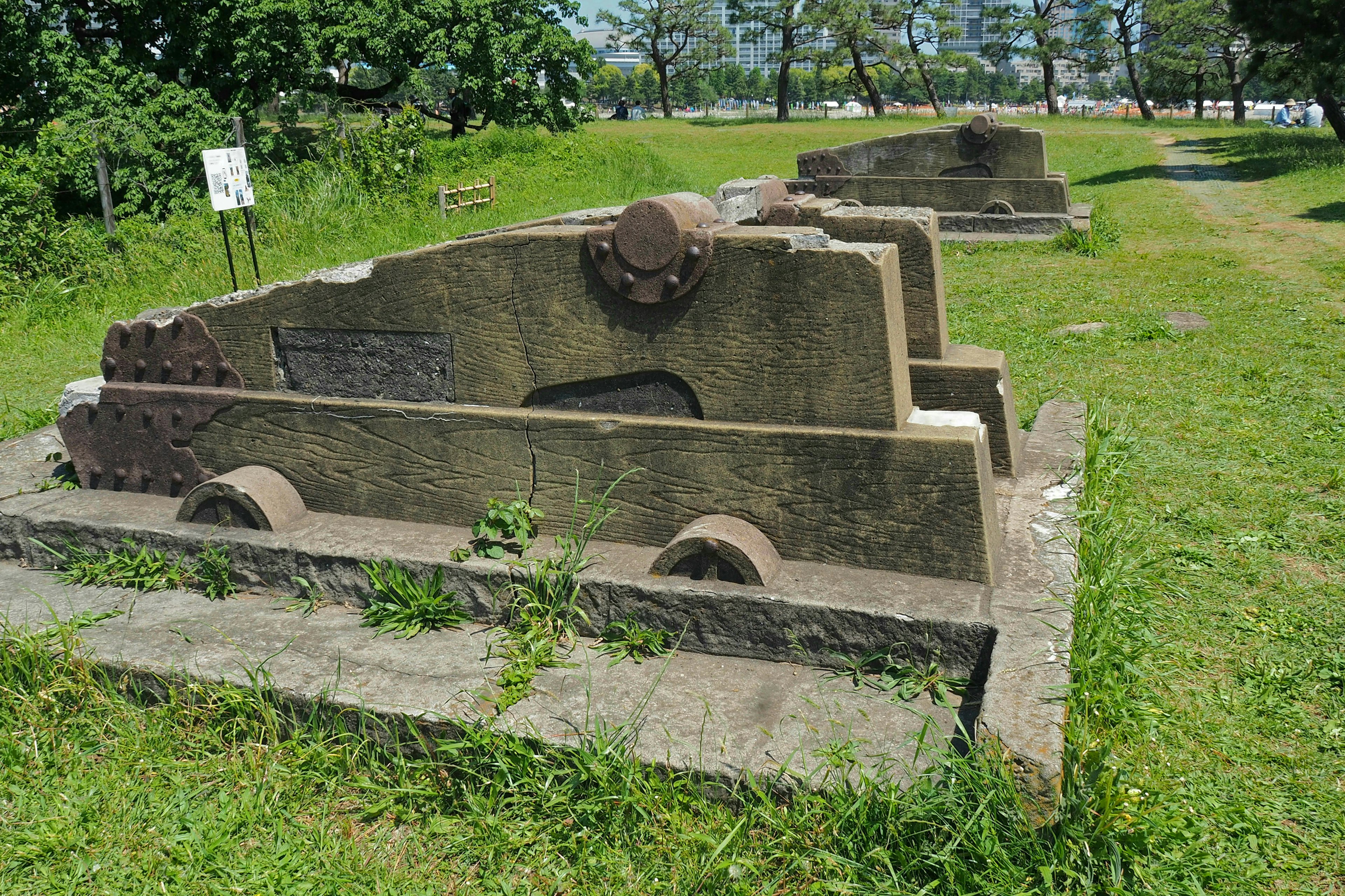 Pemandangan dengan struktur batu tua yang teratur di atas rumput