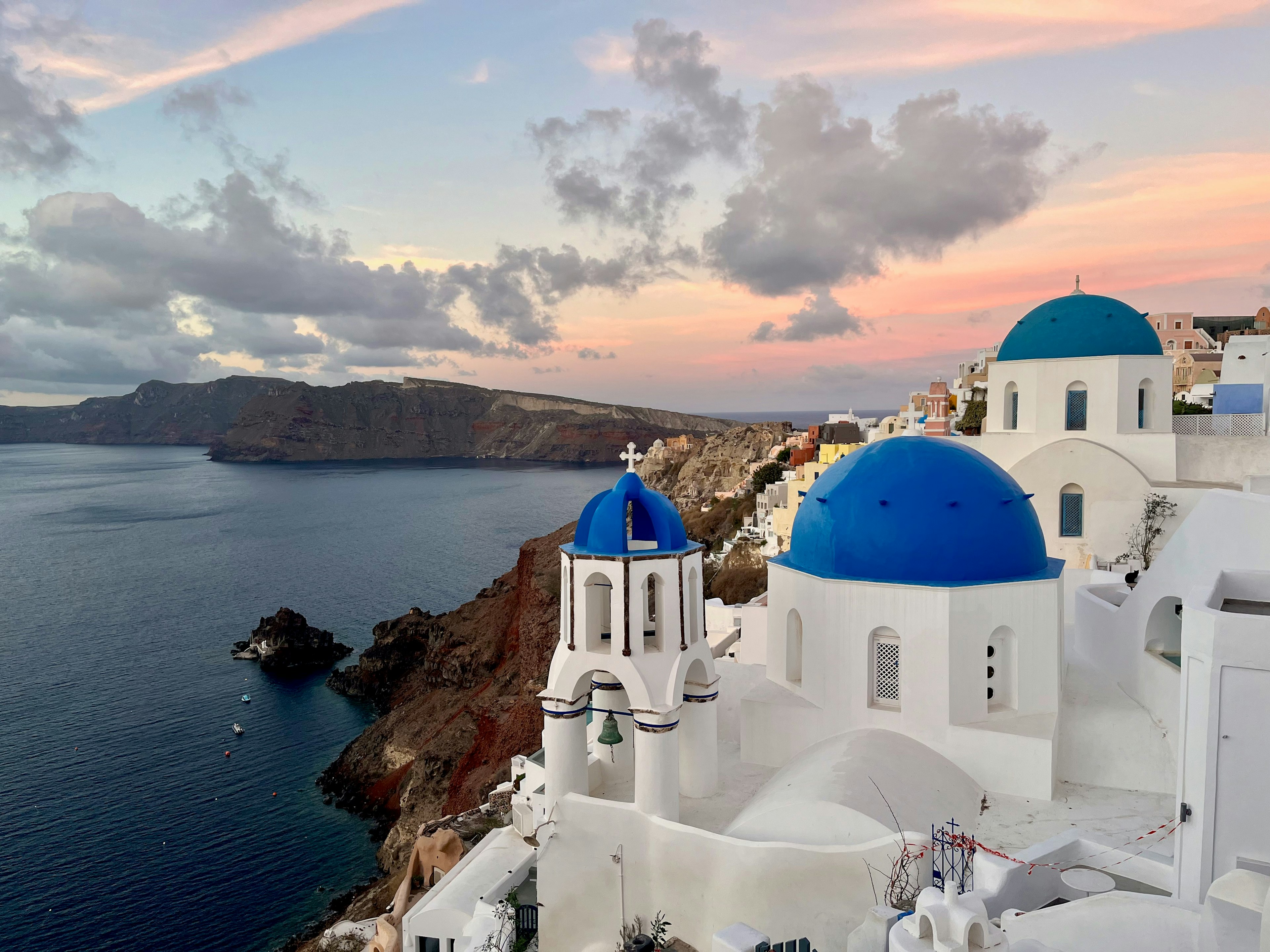 Vista costiera di Santorini con cupole blu e edifici bianchi