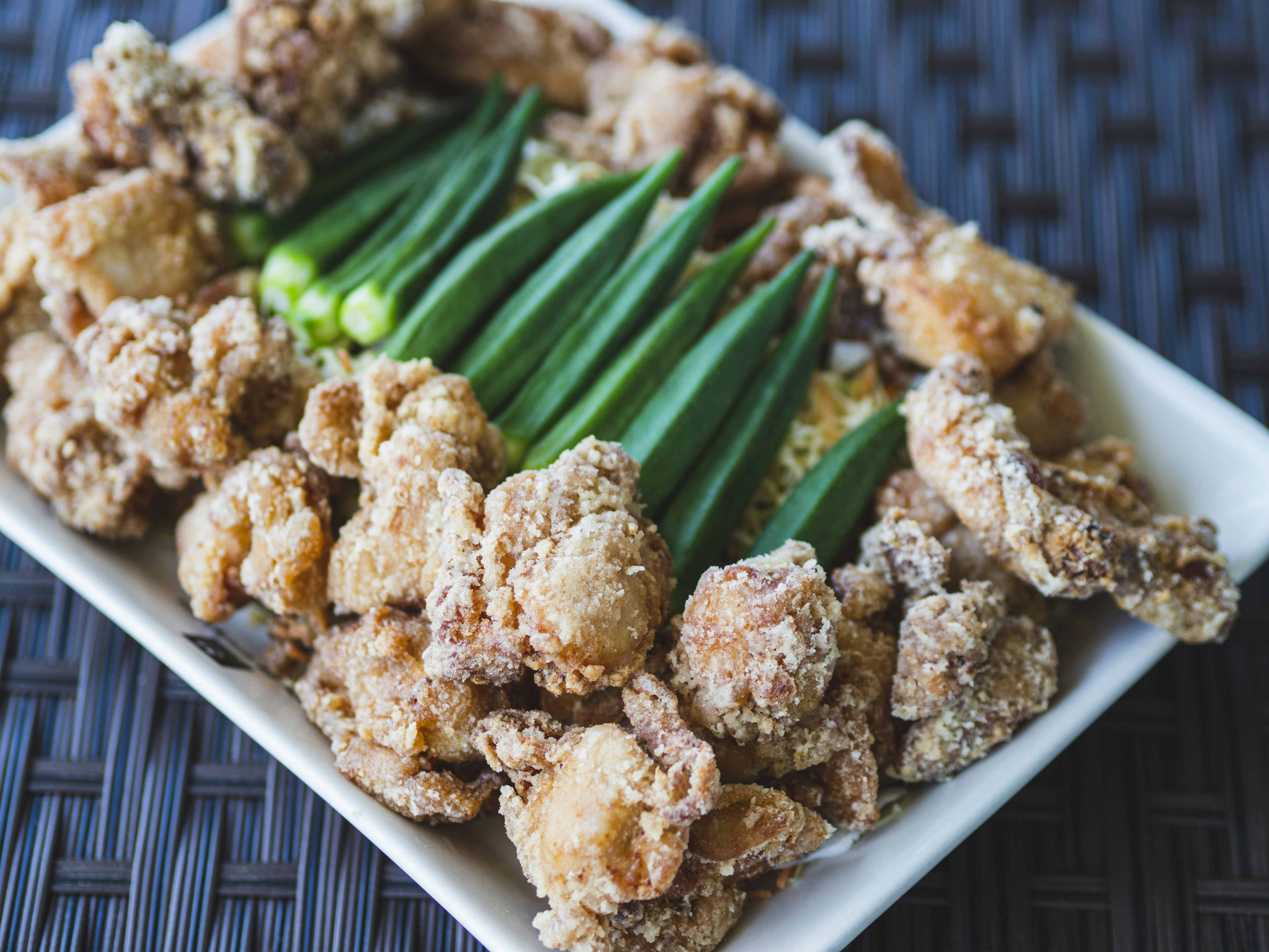 盘子里的炸鸡配以青葱装饰