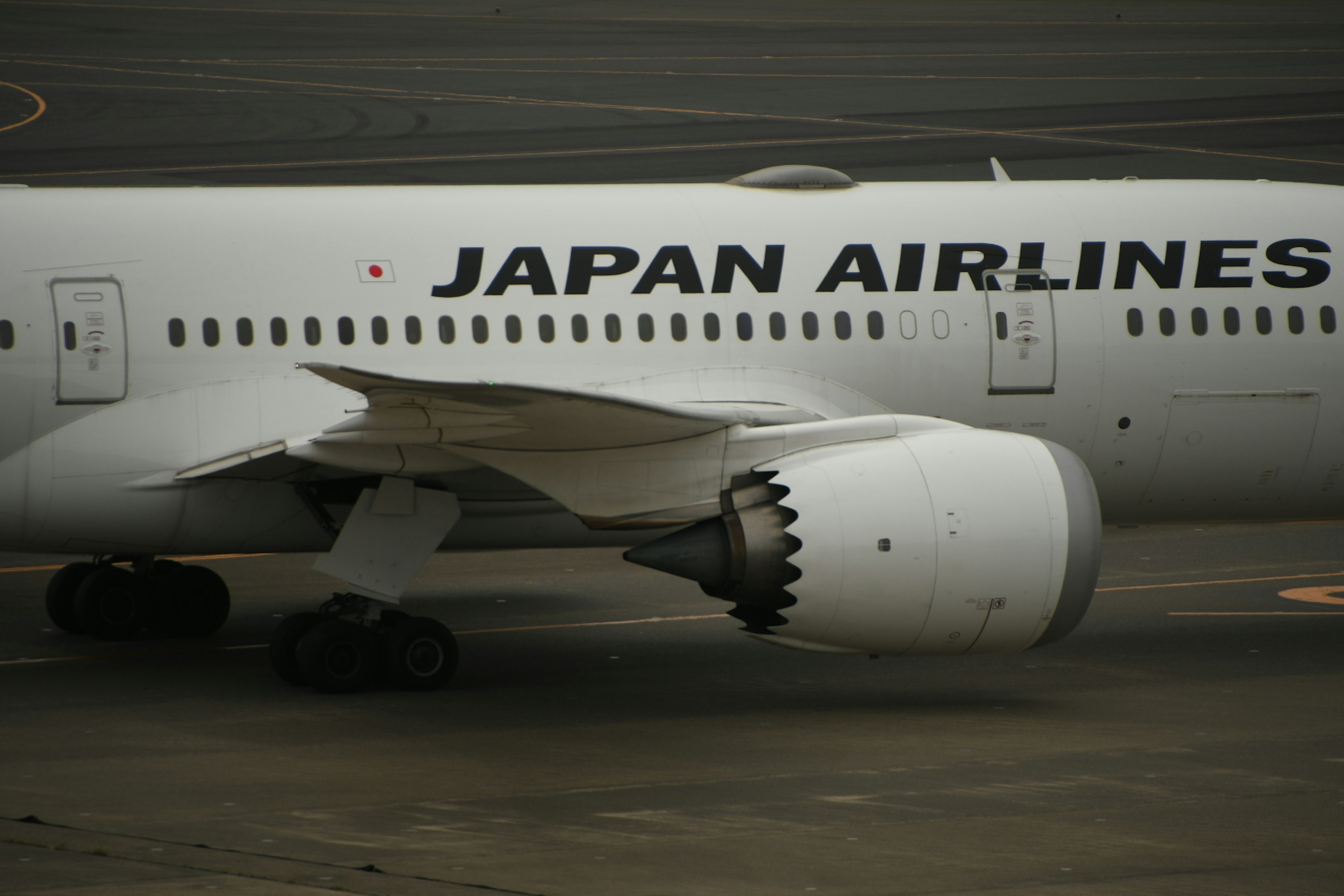 เครื่องบิน Japan Airlines แสดงเครื่องยนต์และโลโก้