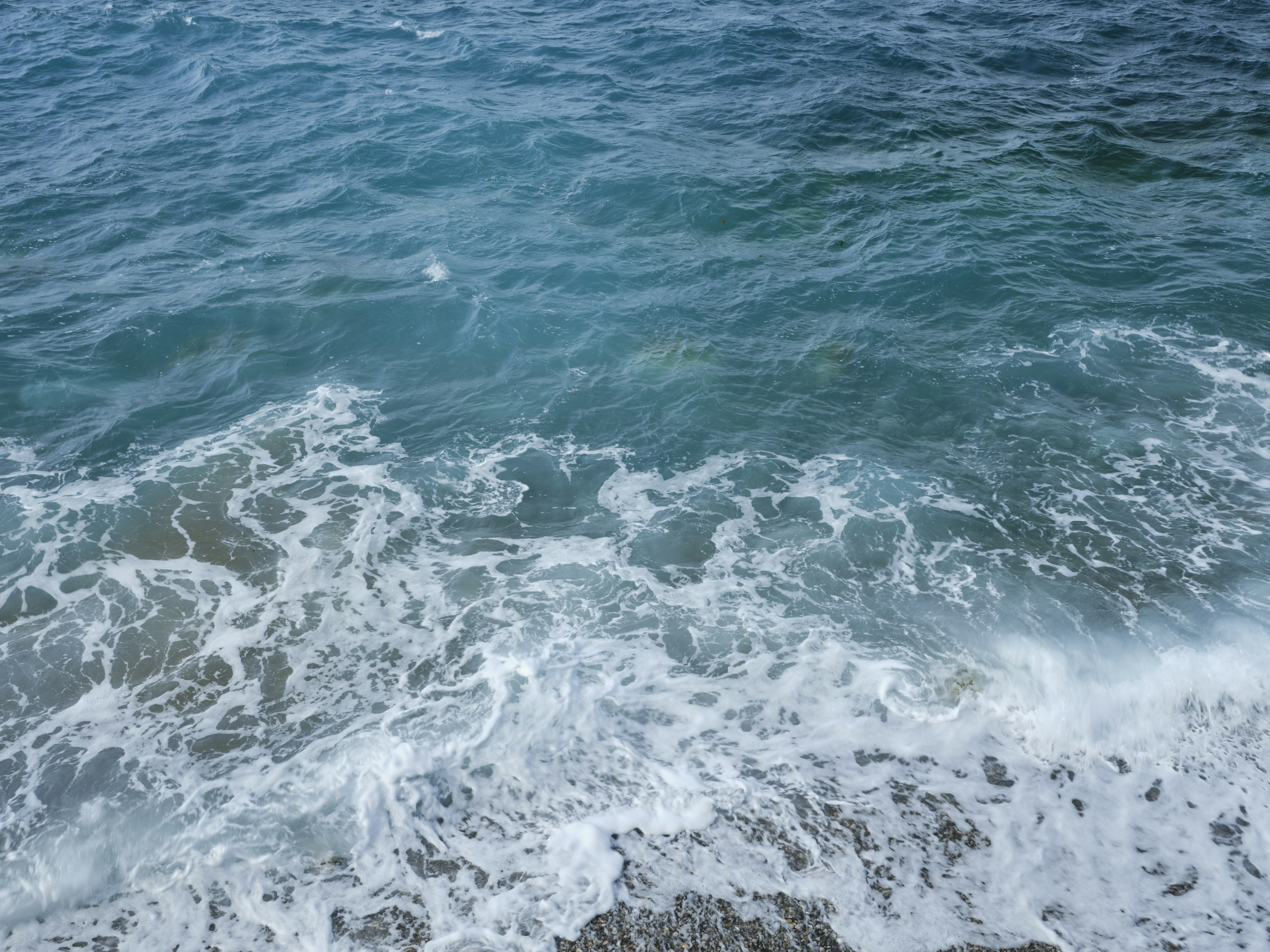 Hermosa vista del mar azul y las olas blancas