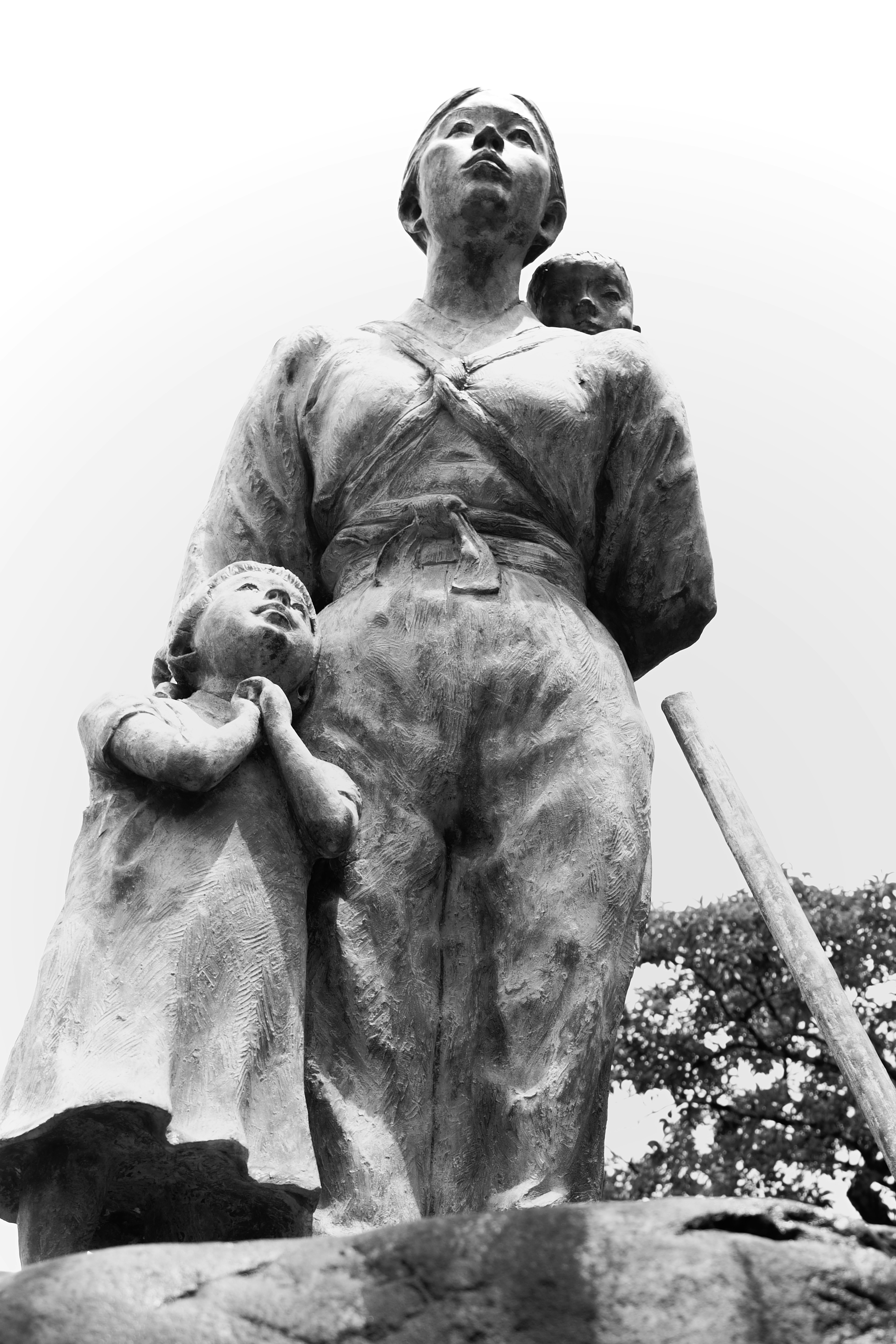 Scultura in bianco e nero di una madre che tiene un bambino