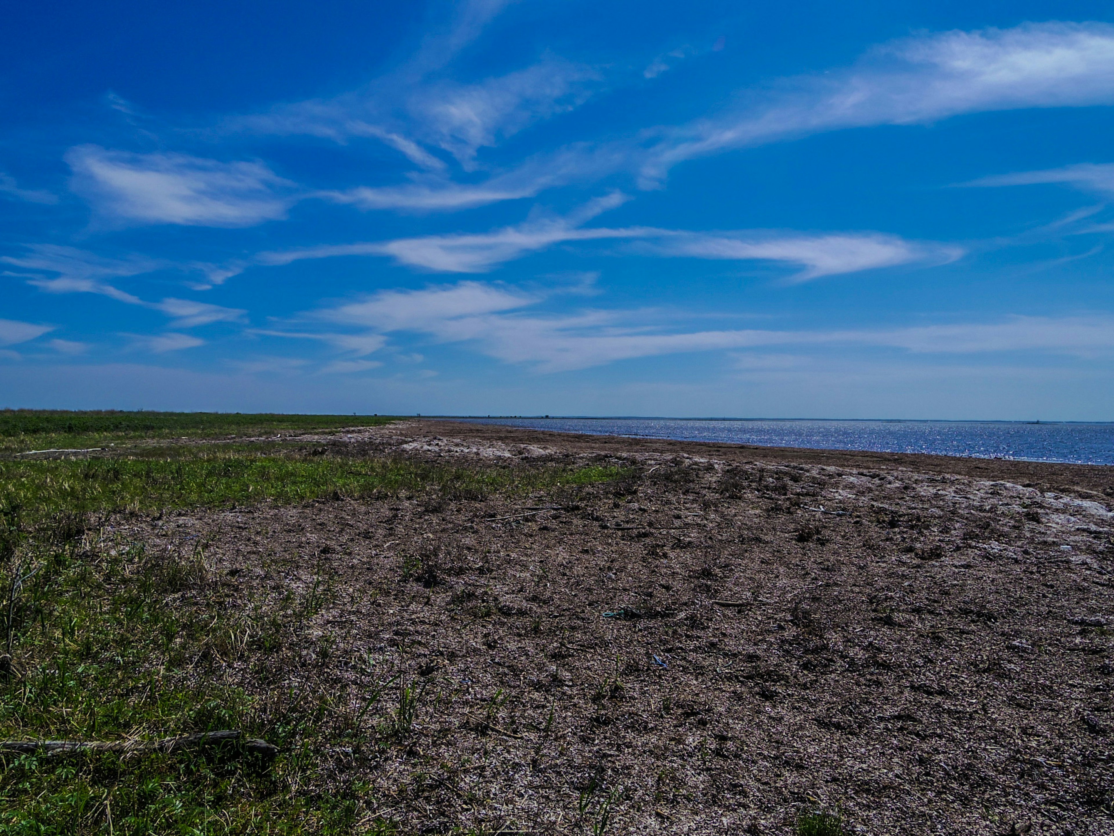 Küstenlandschaft mit blauem Himmel und Wolken