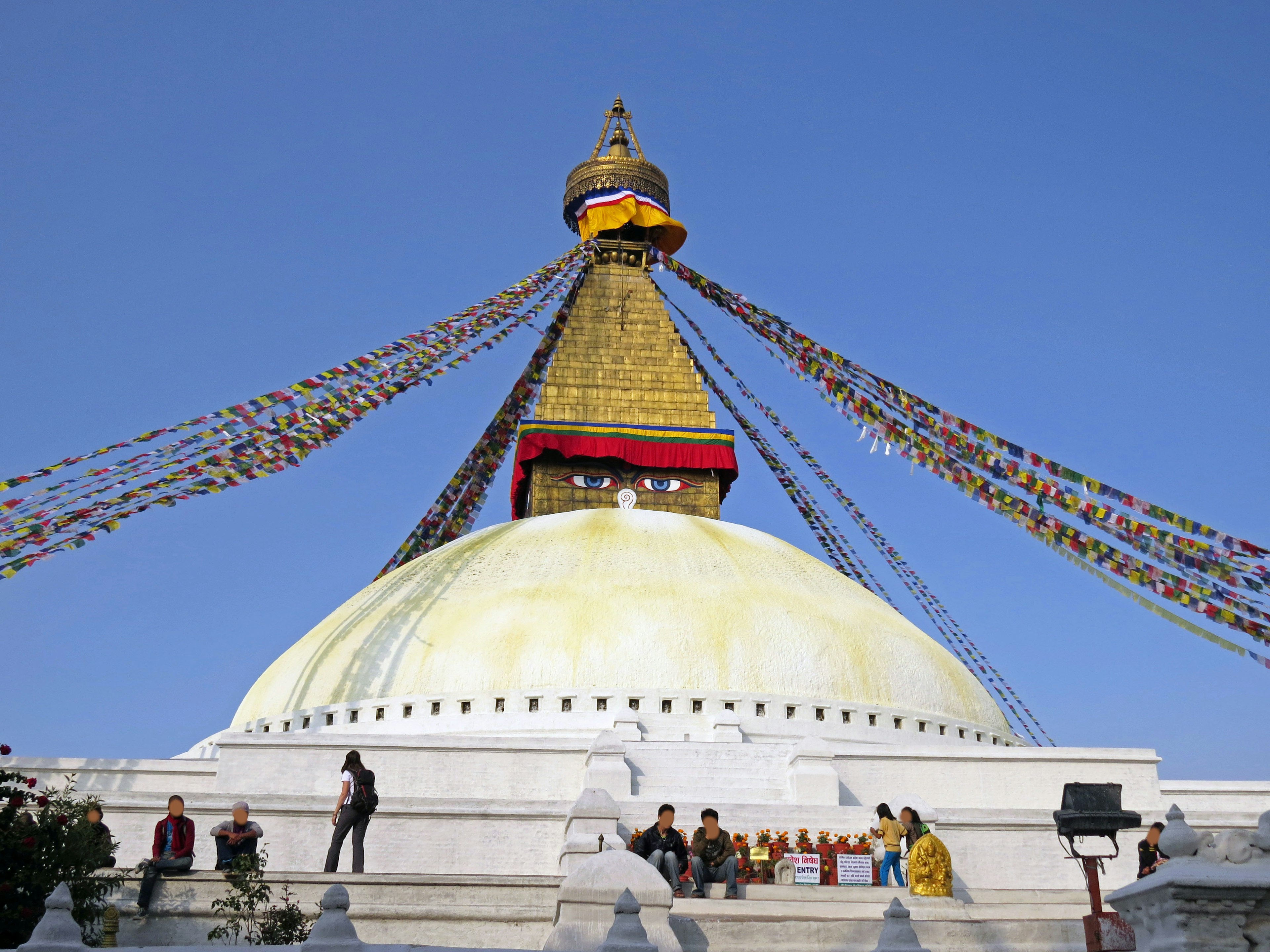 Stupa Boudhanath dengan kubah emas dan bendera doa berwarna