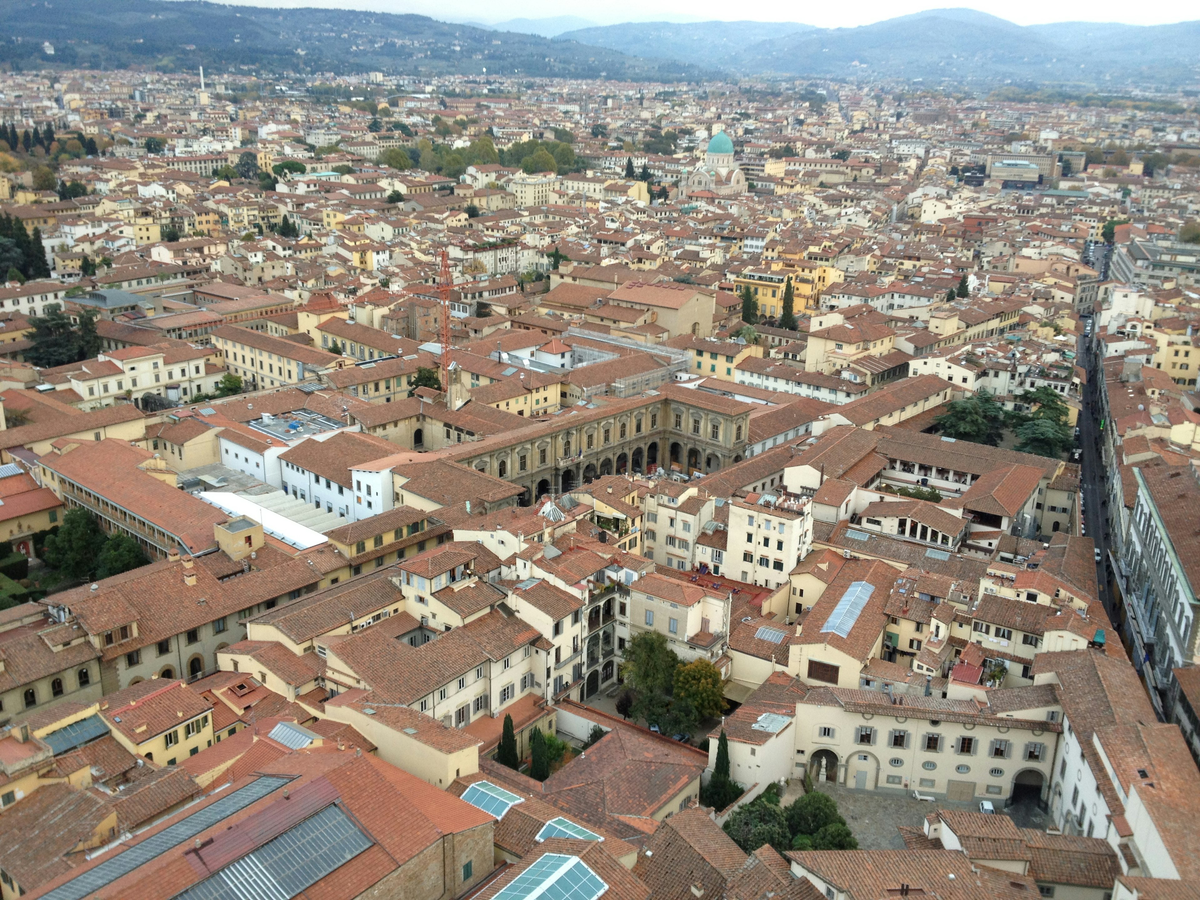 Panoramablick auf Florenz mit Ziegeldächern und historischen Gebäuden