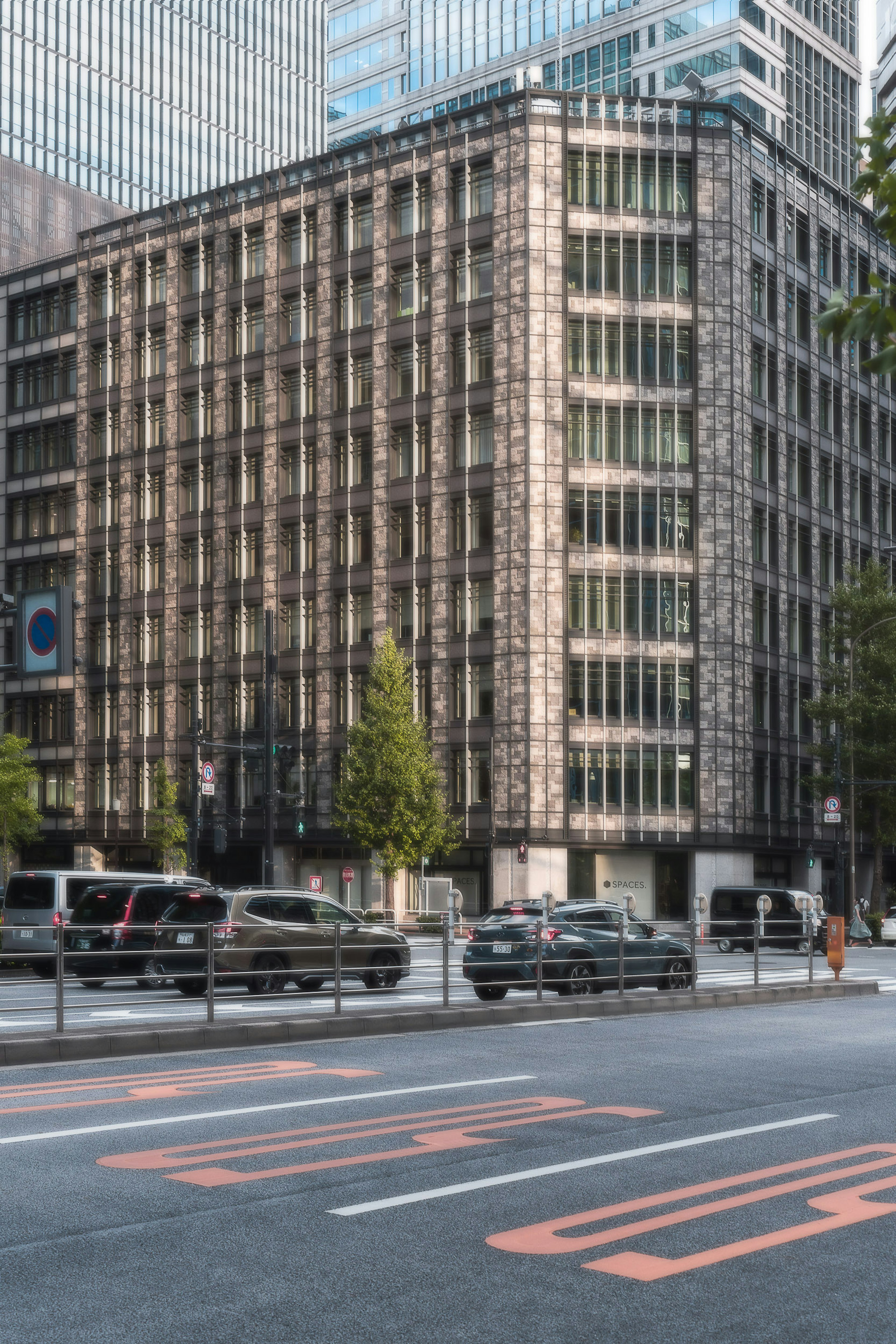 Façade d'un bâtiment moderne dans un cadre urbain avec circulation routière