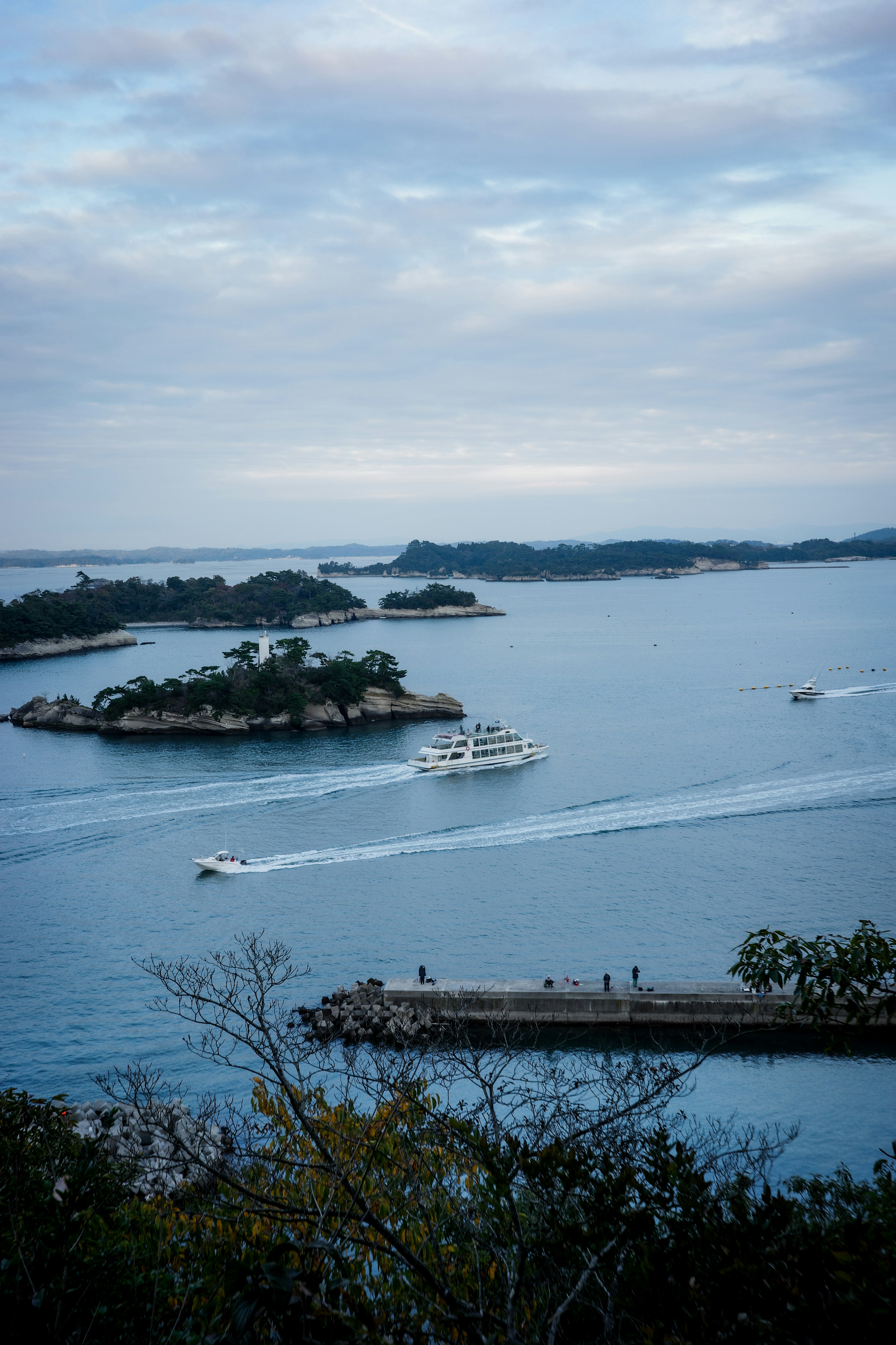 海と小島の美しい風景 船が航行している