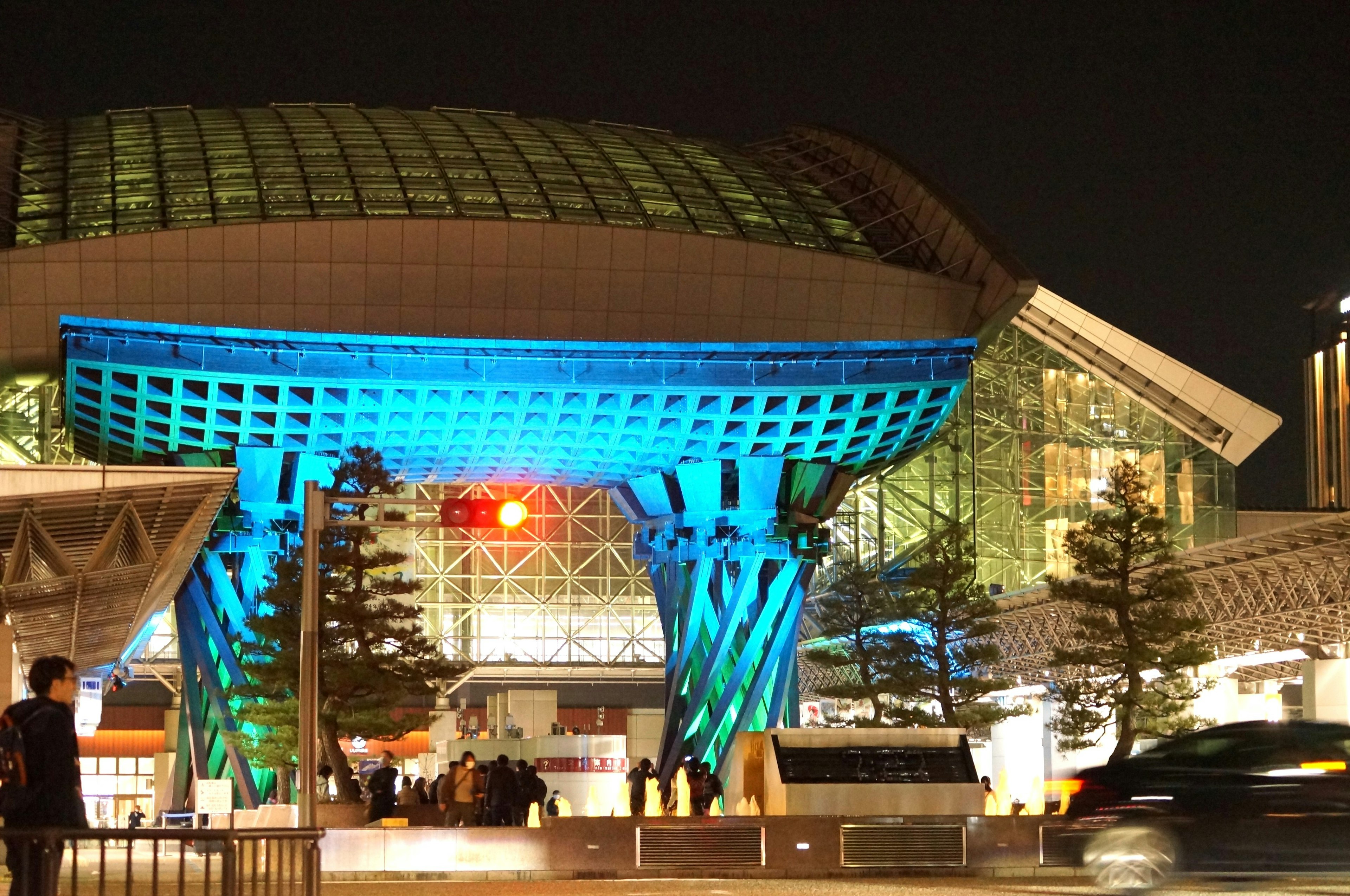 Estructura arquitectónica moderna iluminada por luces azules de noche