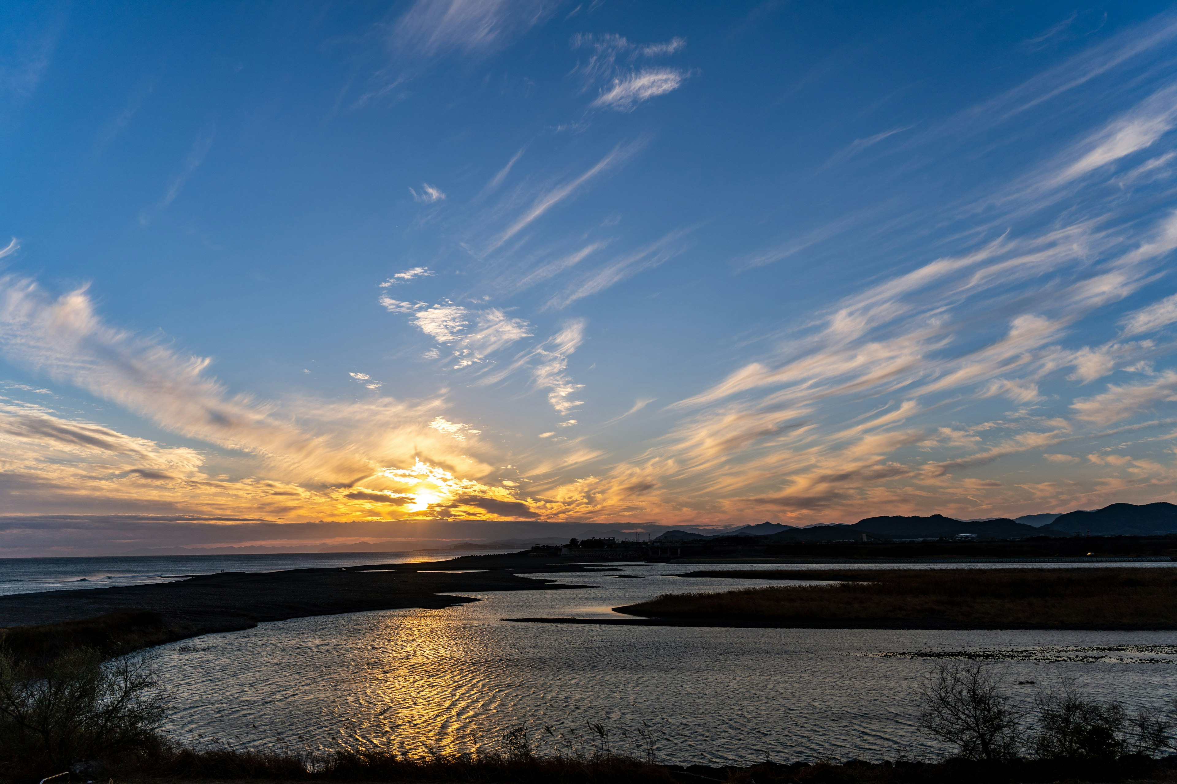 美しい夕日と青い空が広がる風景