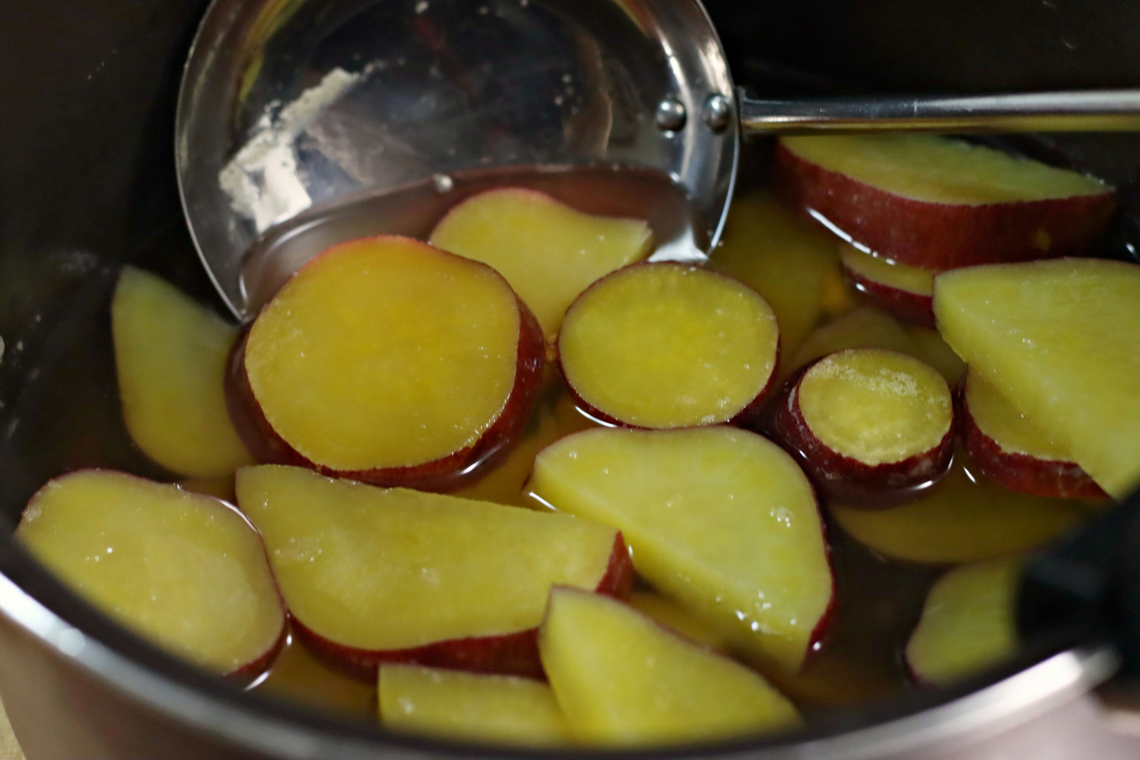 Rodajas de batatas en jarabe dentro de una olla