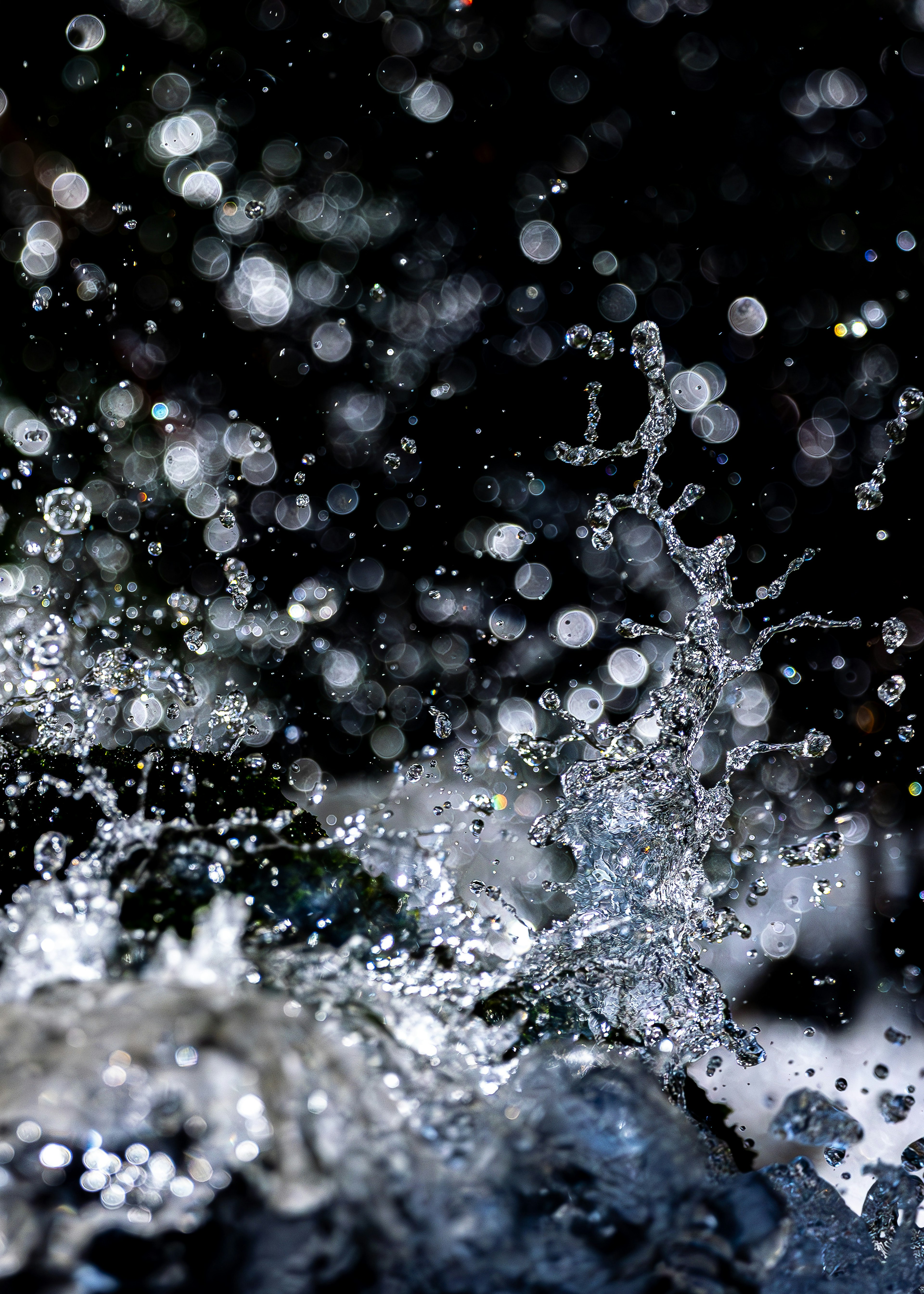 Imagen que captura salpicaduras de agua con gotas y reflejos