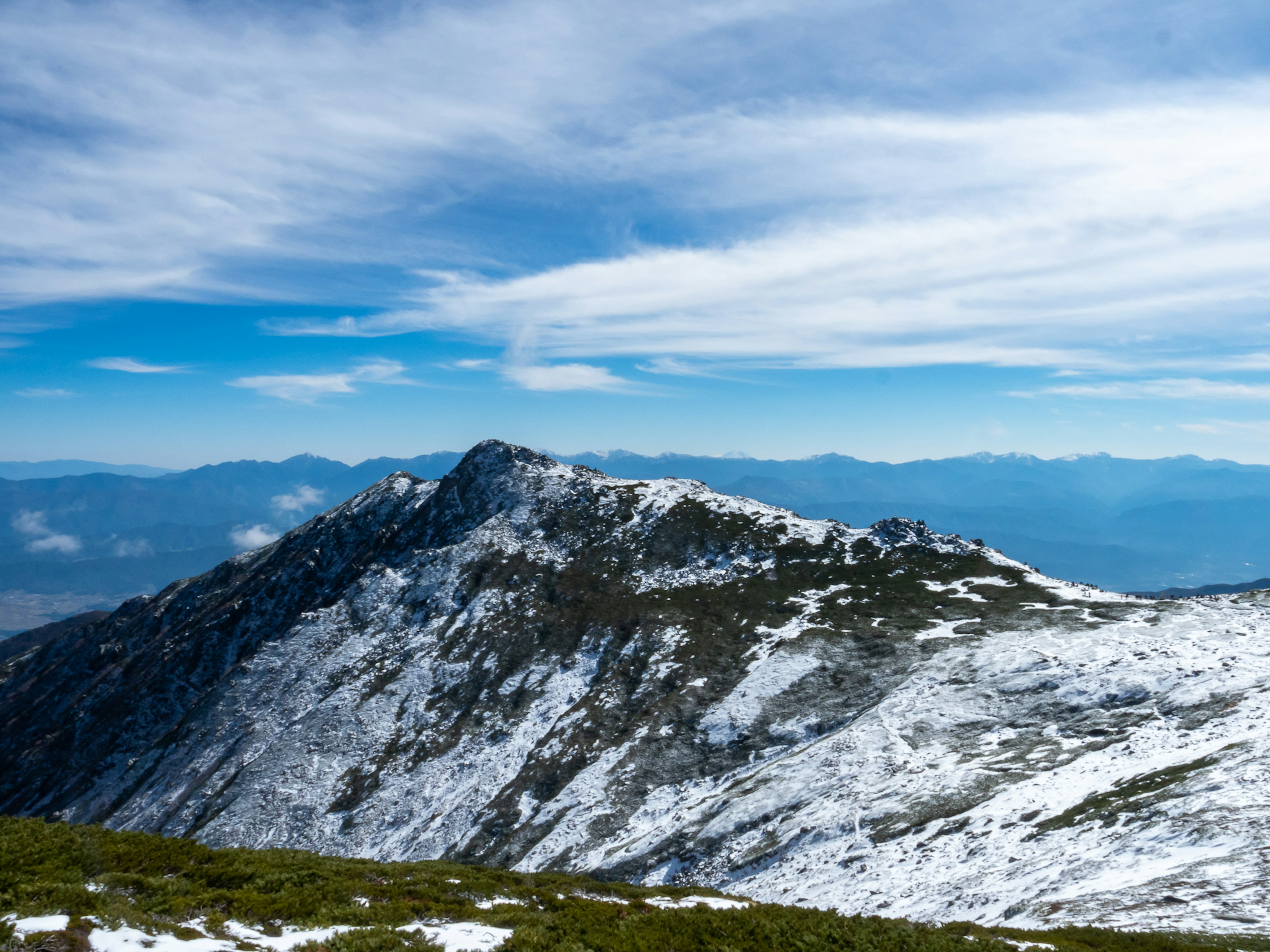 Paysage de montagne enneigée avec ciel bleu