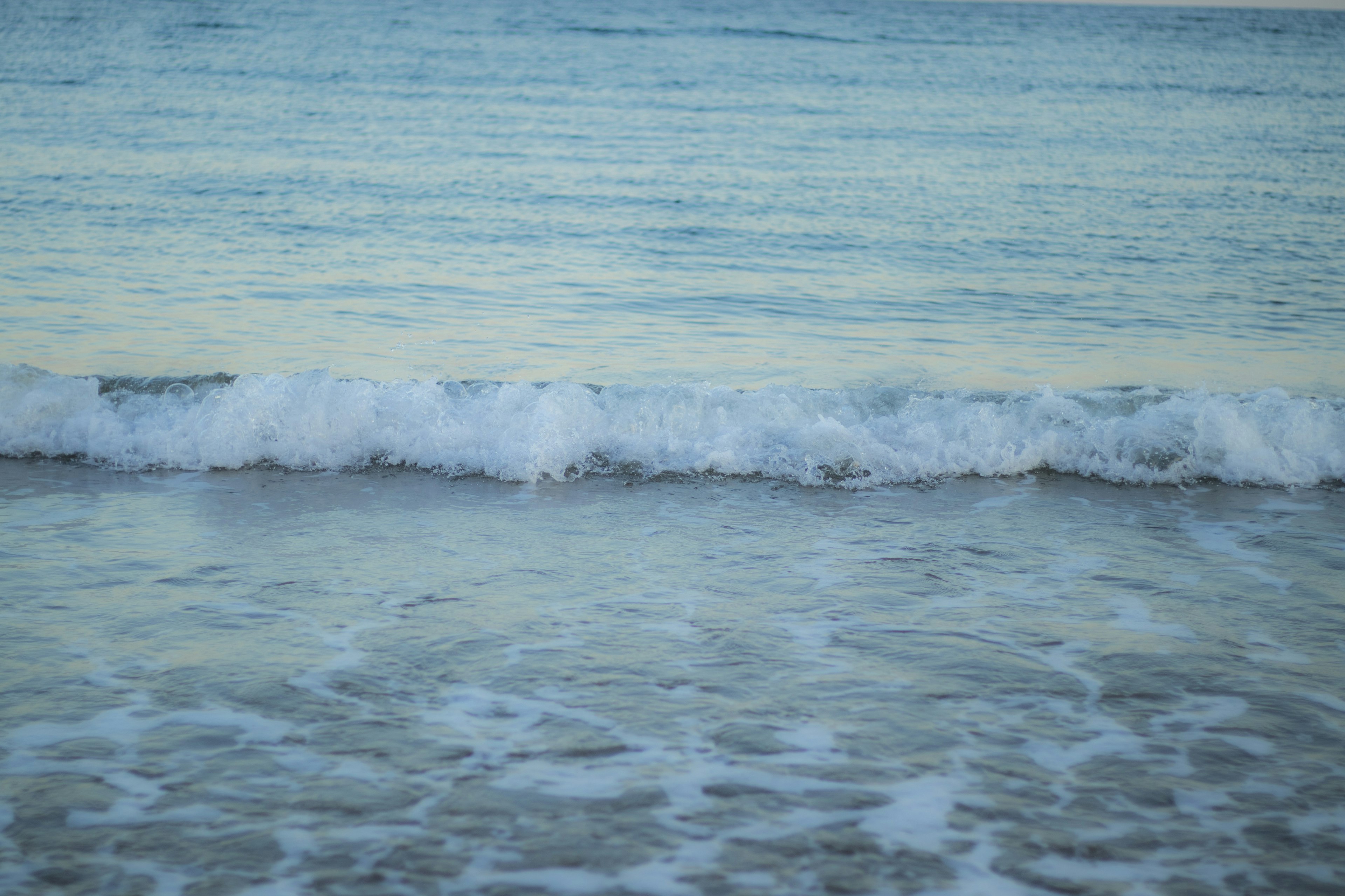 Ombak laut tenang menghempas lembut ke pantai