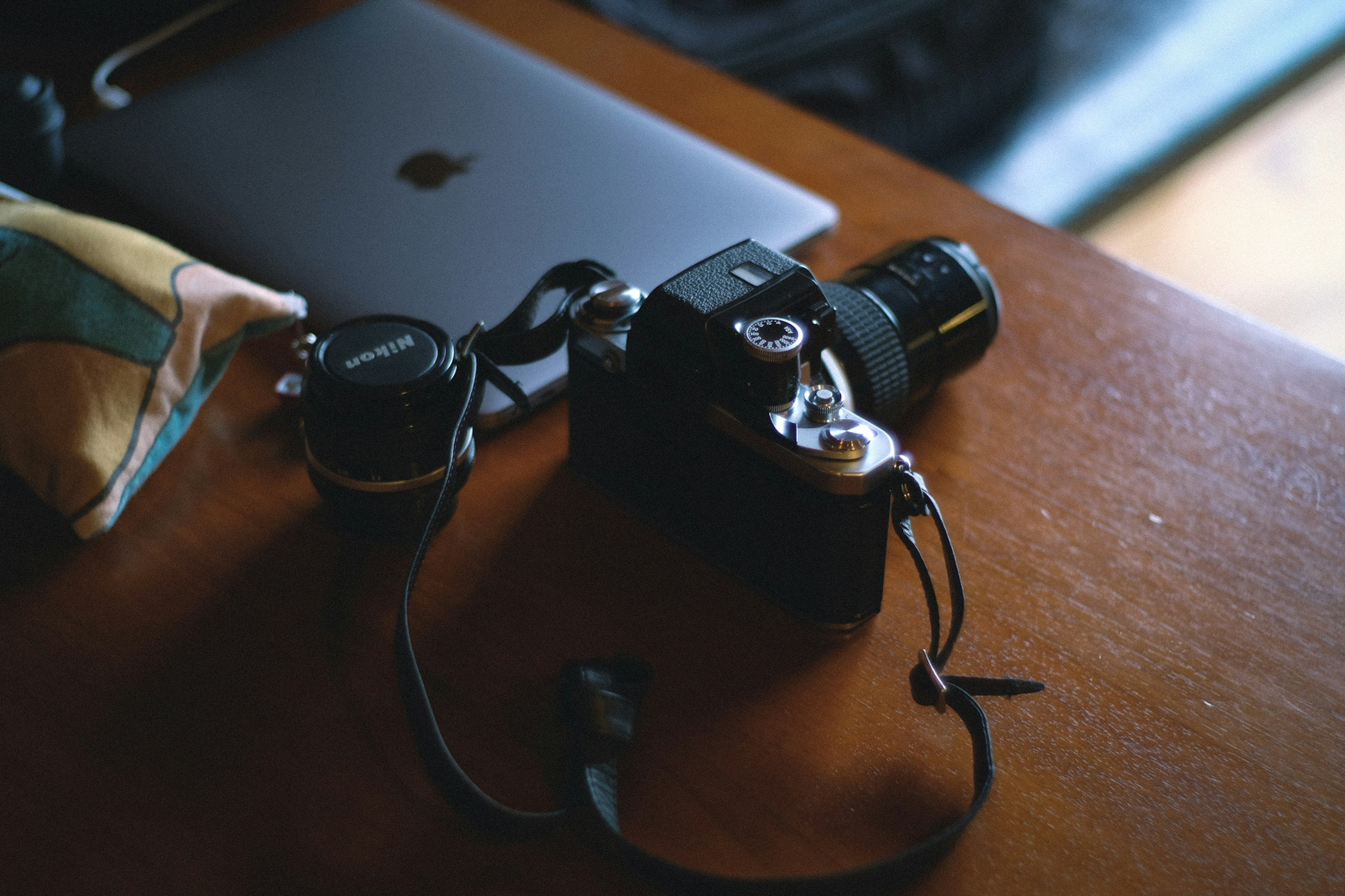 Image of a camera and laptop placed on a table