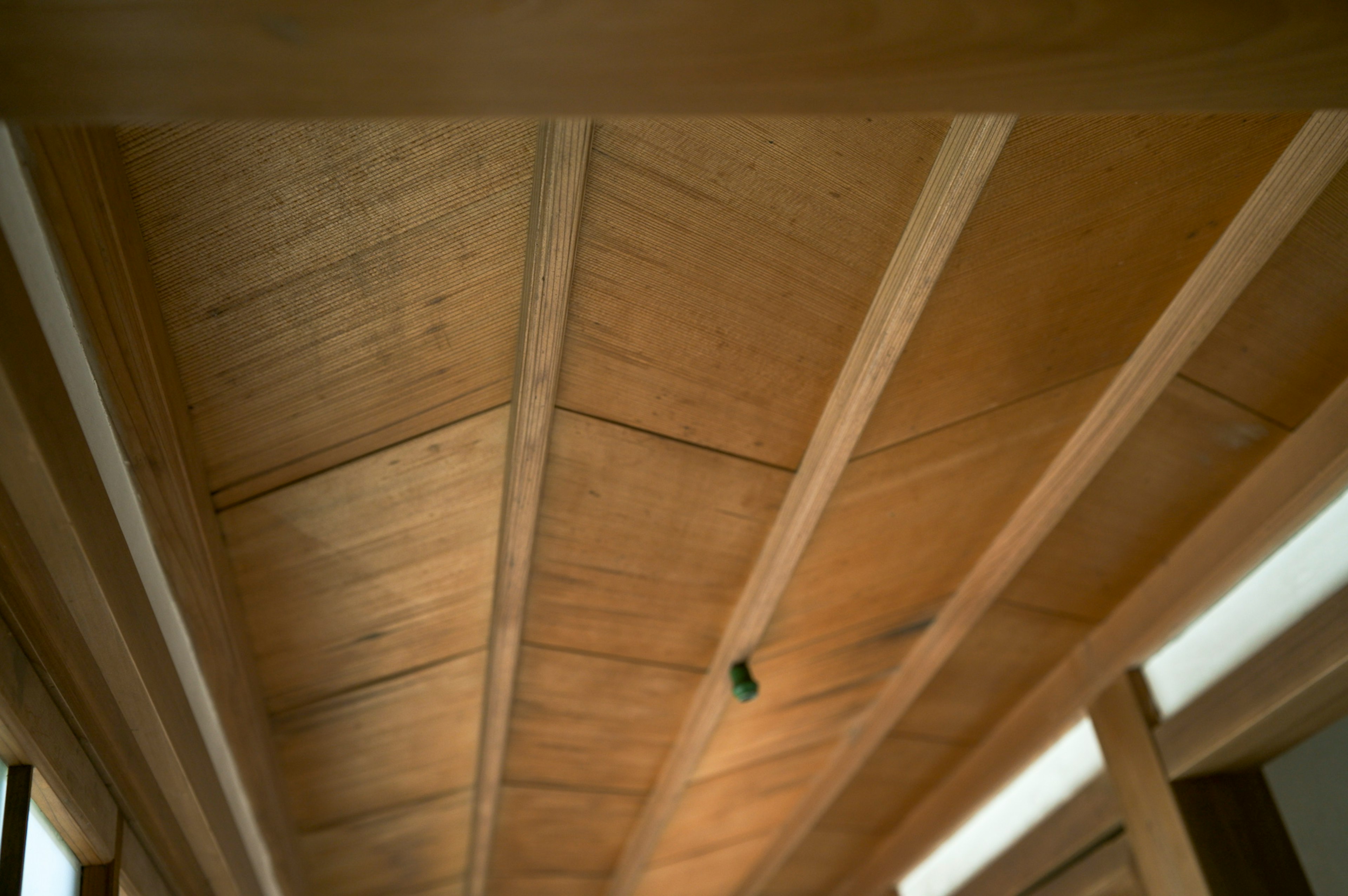 Vista interna di una struttura di soffitto in legno con travi