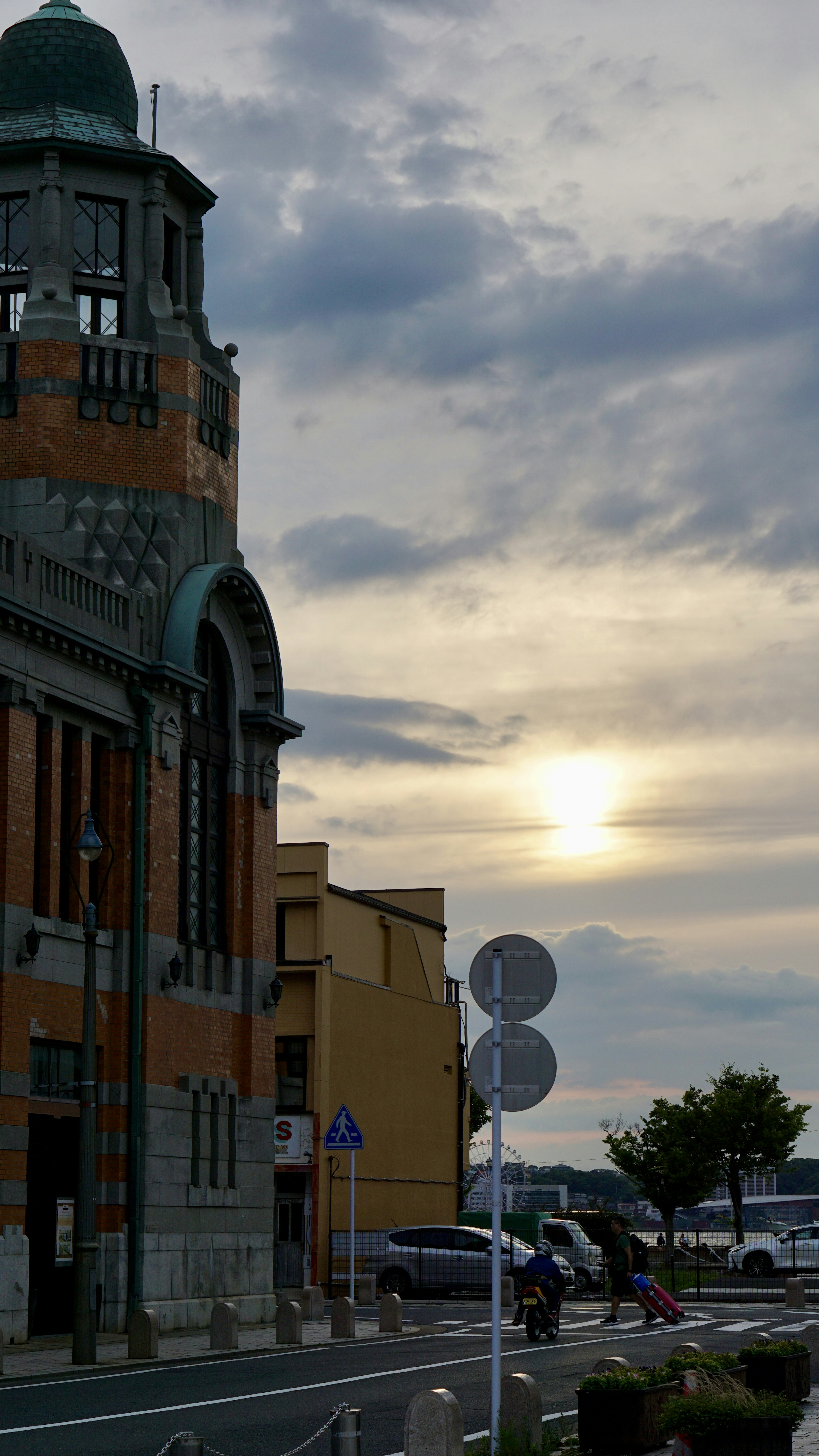 Contrasto tra un edificio storico e il paesaggio urbano al tramonto