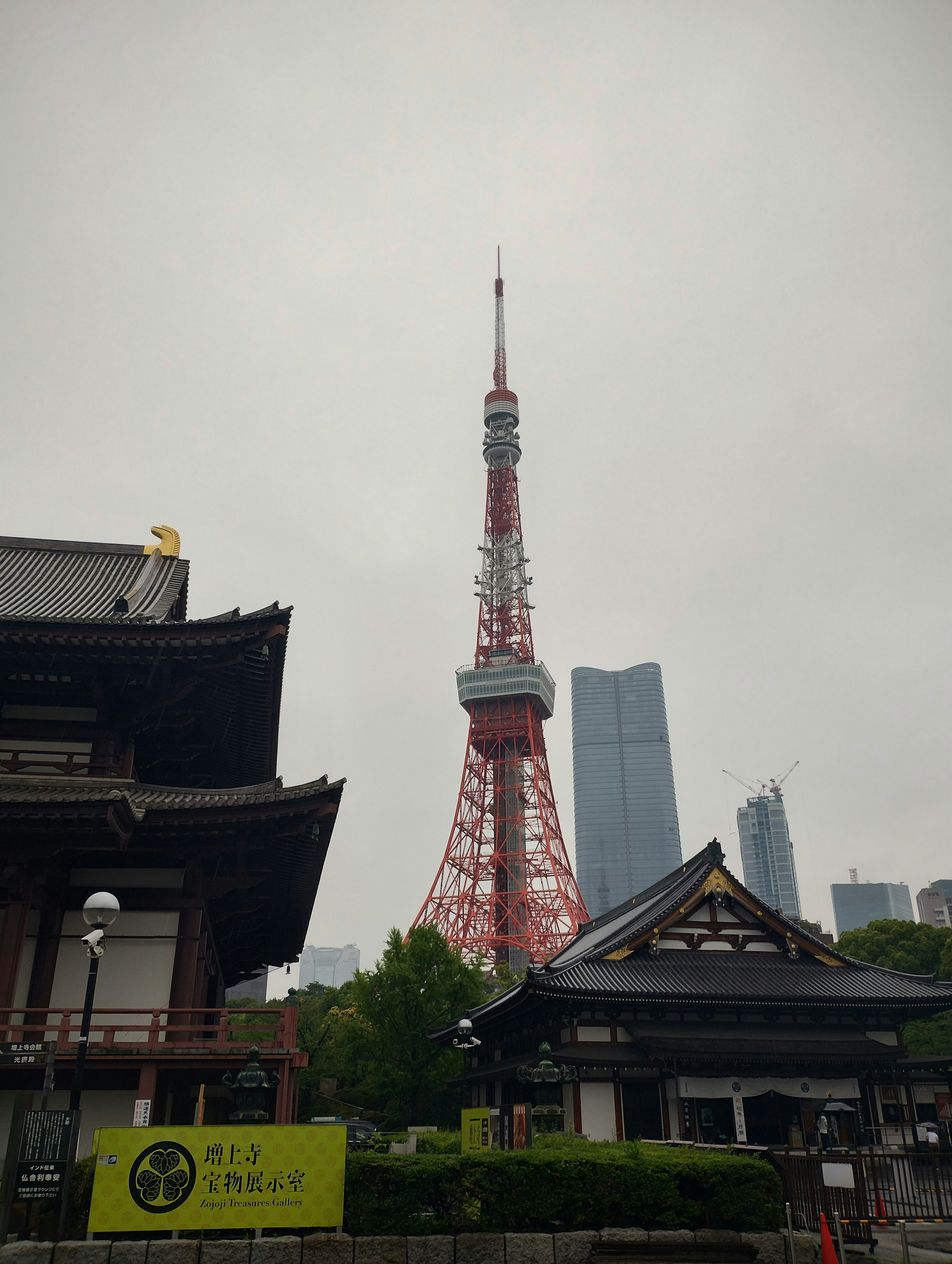 Blick auf den Tokyo Tower und ein traditionelles Gebäude an einem bewölkten Tag