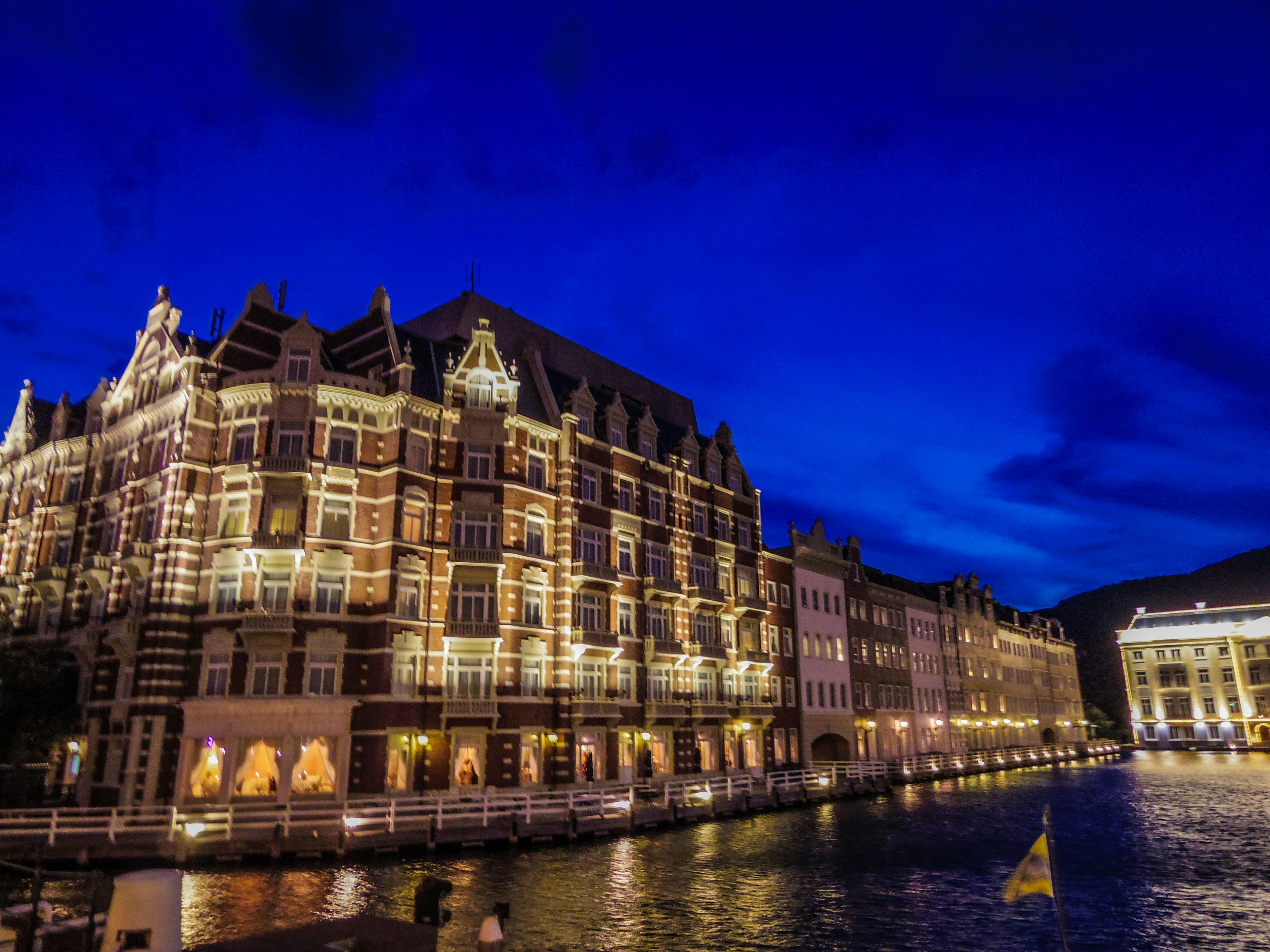 Bellissimo edificio sul mare illuminato di notte