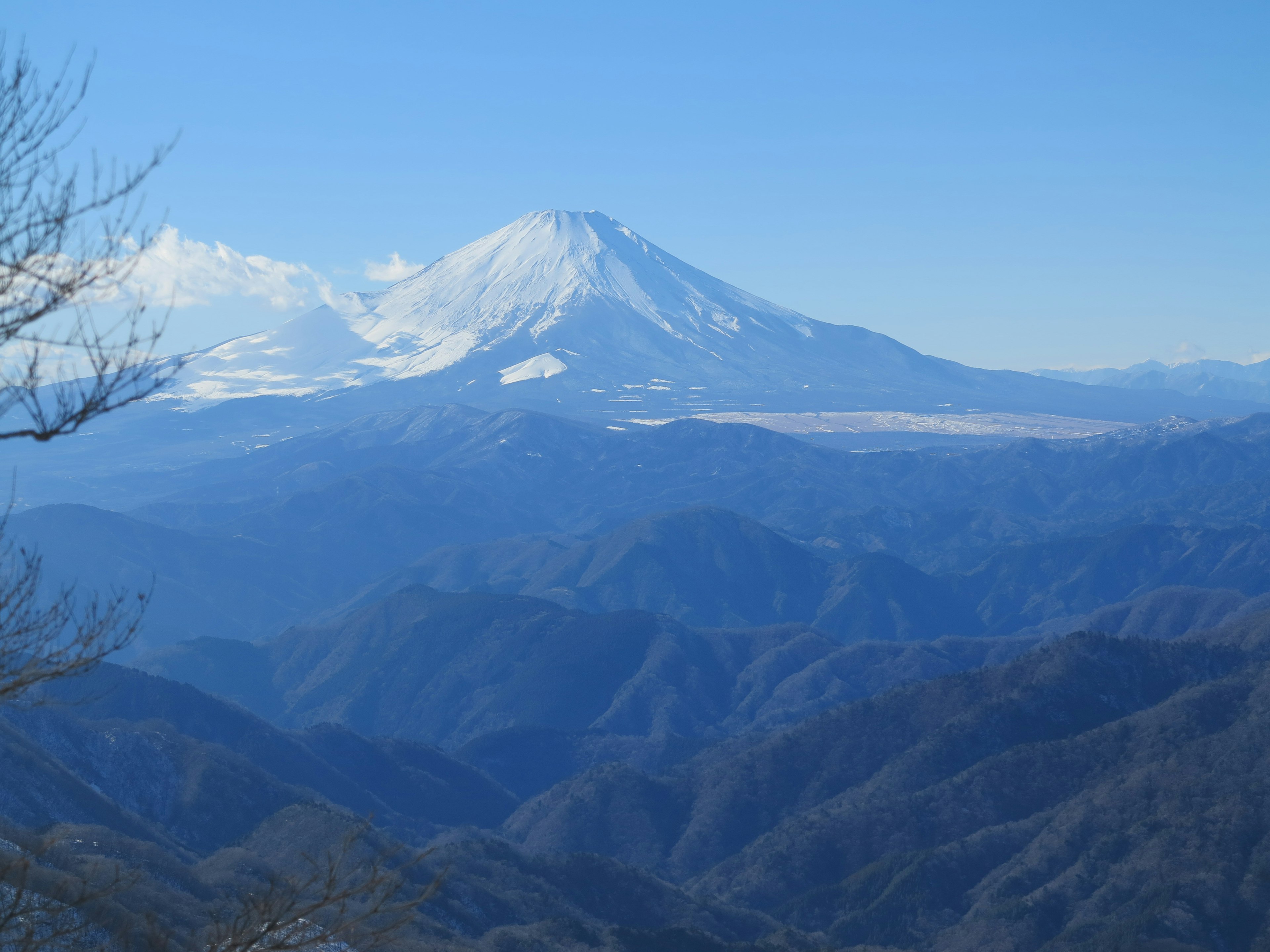 Panoramablick auf schneebedeckte Berge unter einem klaren blauen Himmel