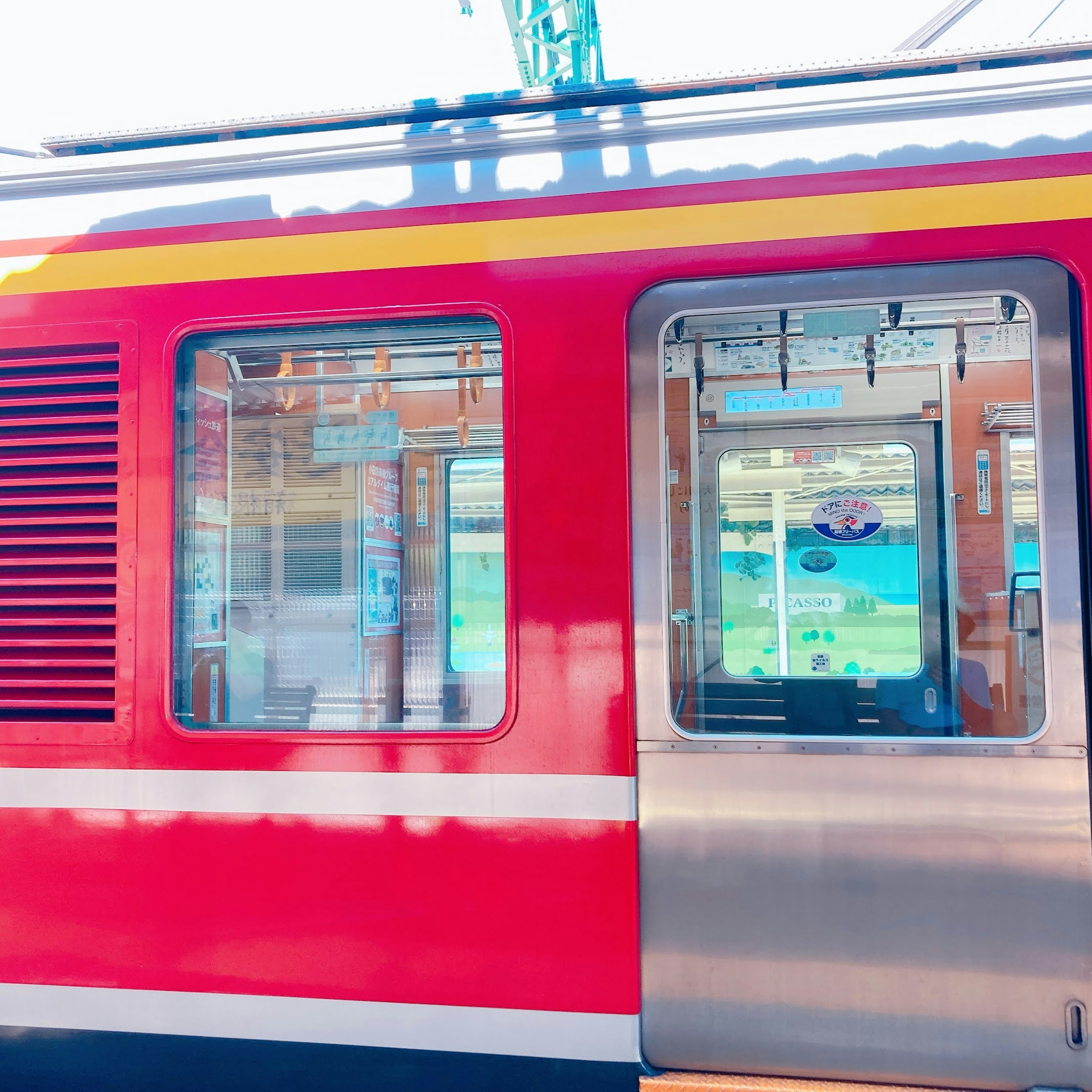 Primer plano de un vagón de tren rojo con ventanas y elementos metálicos