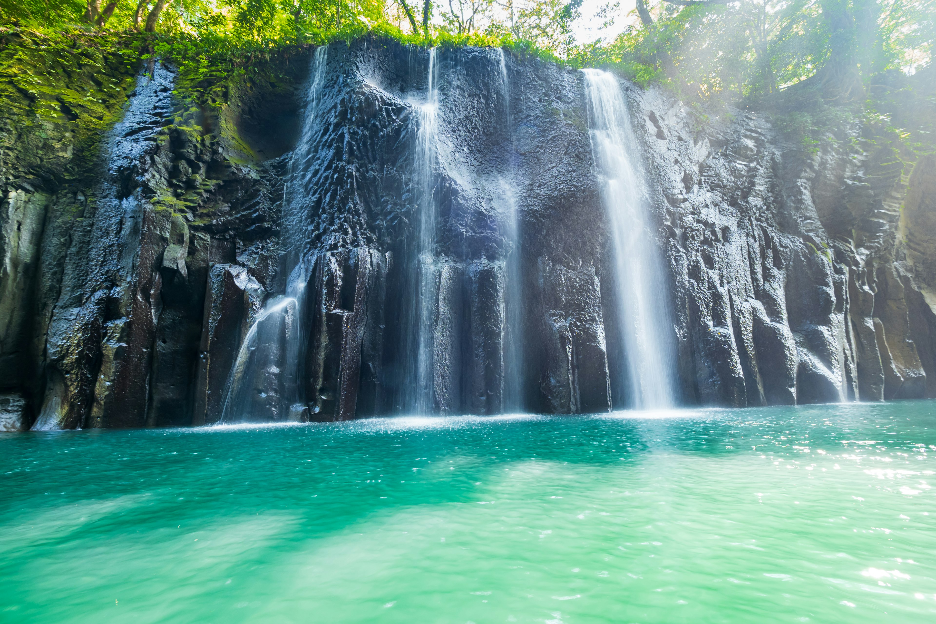 Magnifique scène de cascade avec de l'eau turquoise