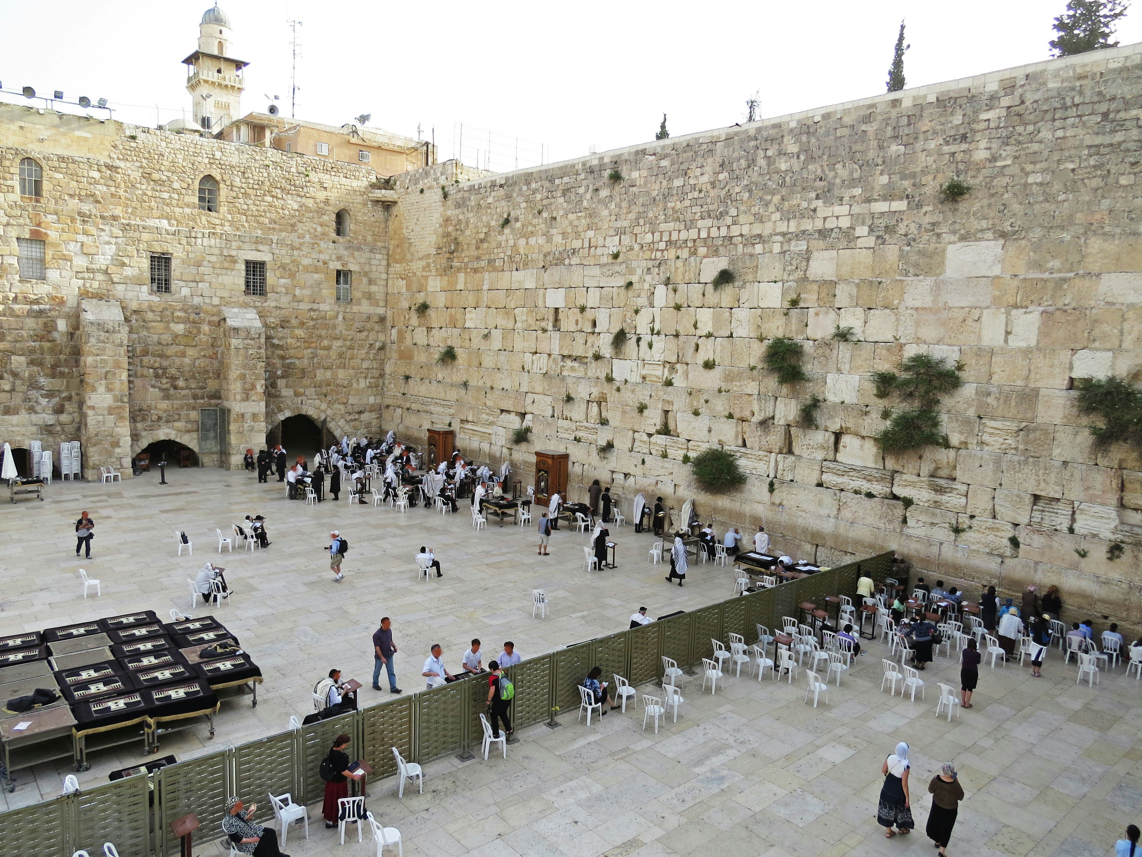 Blick auf die Klagemauer in Jerusalem mit Menschen auf dem Platz versammelt